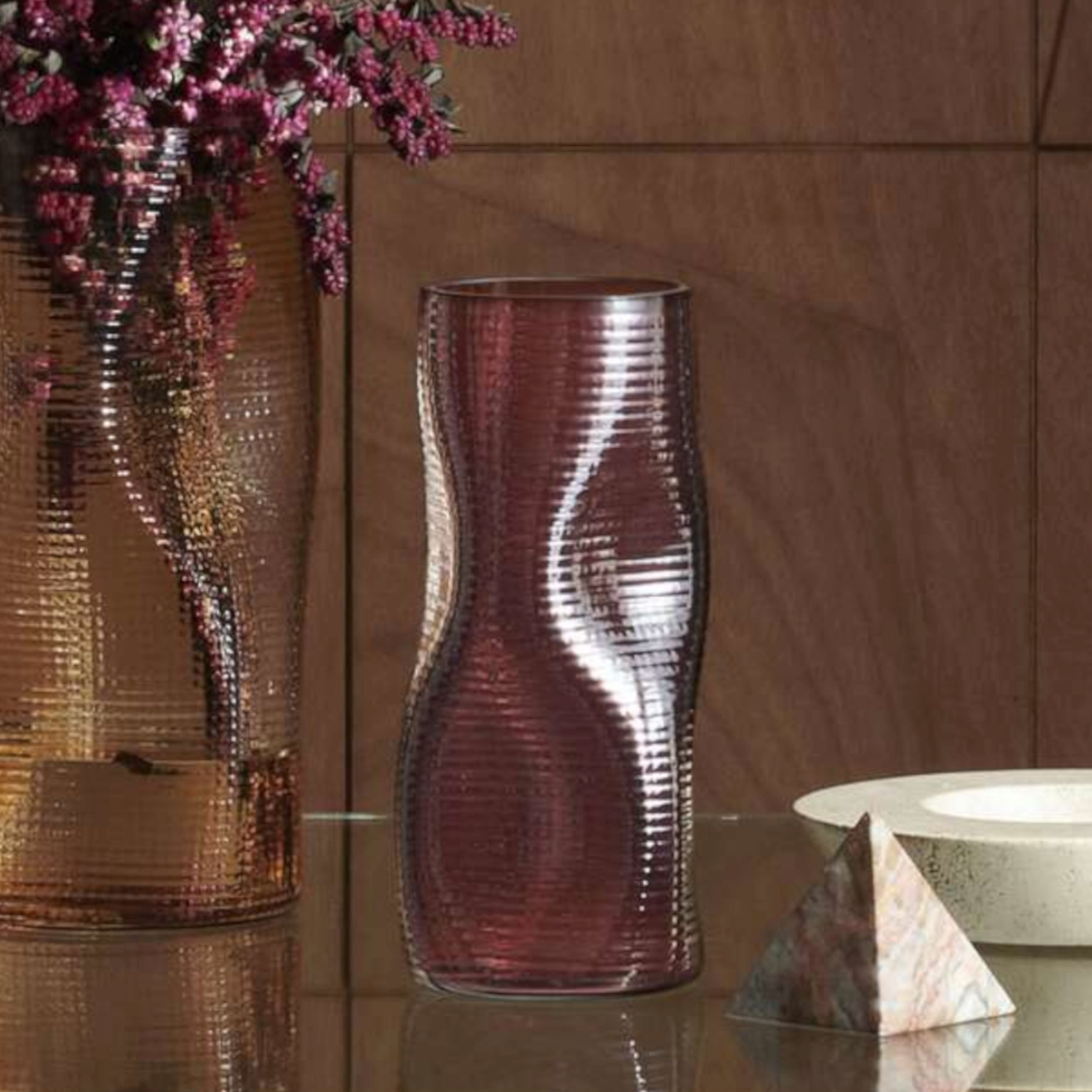 Luxuriöse Glasvase Coral 1 von Cassina mit violetten Blumen auf einem Tisch.