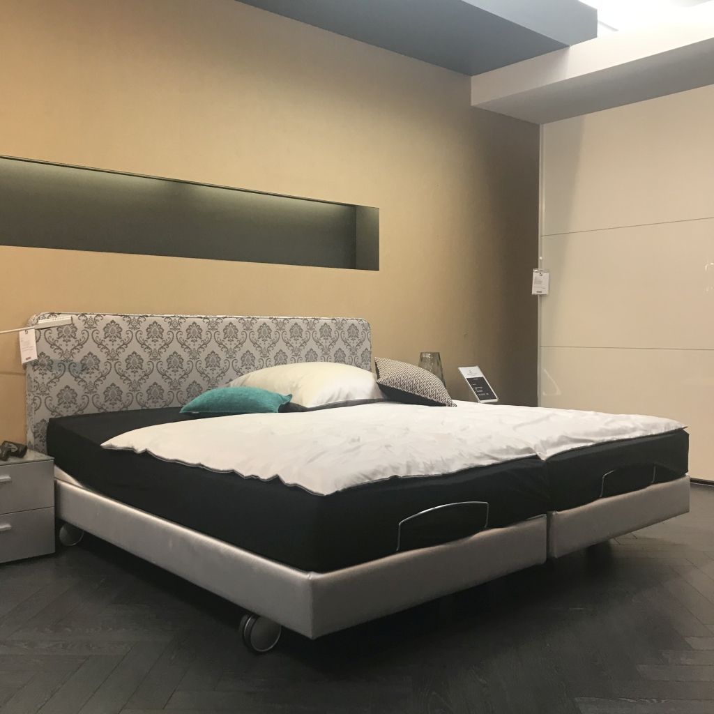 Bett Elegance von Superba in grau/schwarz als Millieubild 01