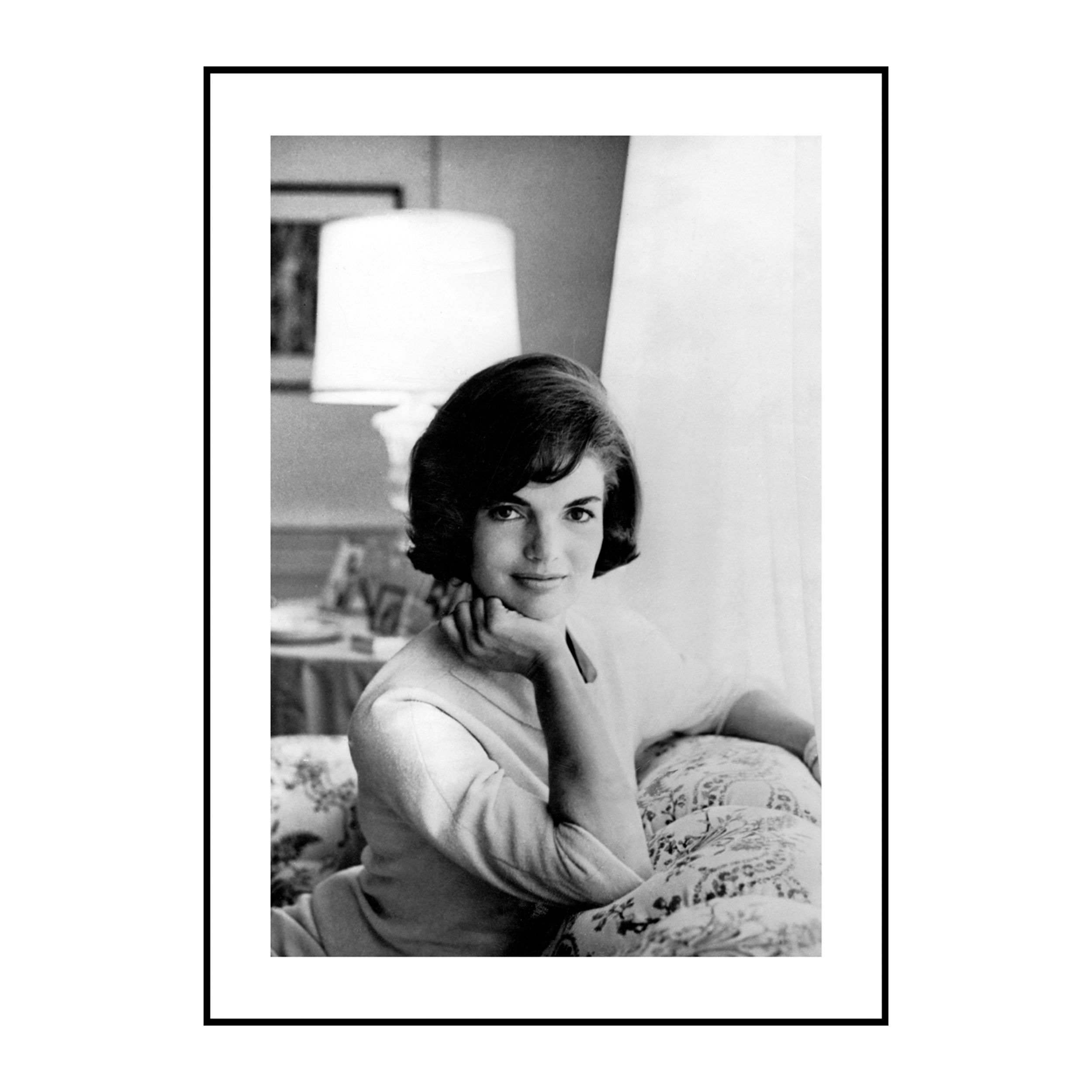 Gerahmtes Poster Jackie von Malerifabrikken schwarz vor weissem Hintergrund