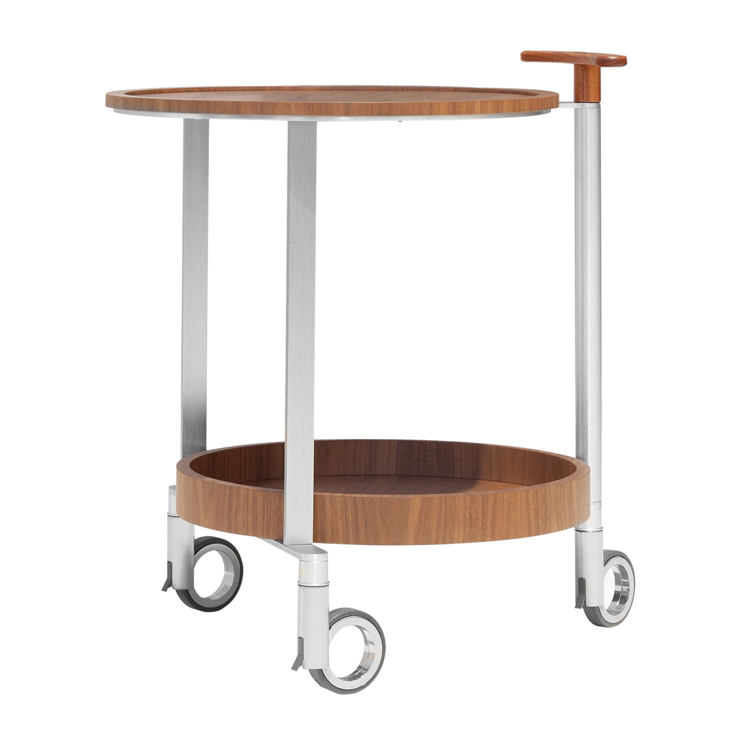 Ein rollbarer Beistelltisch mit Metallgestell und Platten aus Nussbaumholz, Modell Eos von Giorgetti, vor einem weißen Hintergrund.