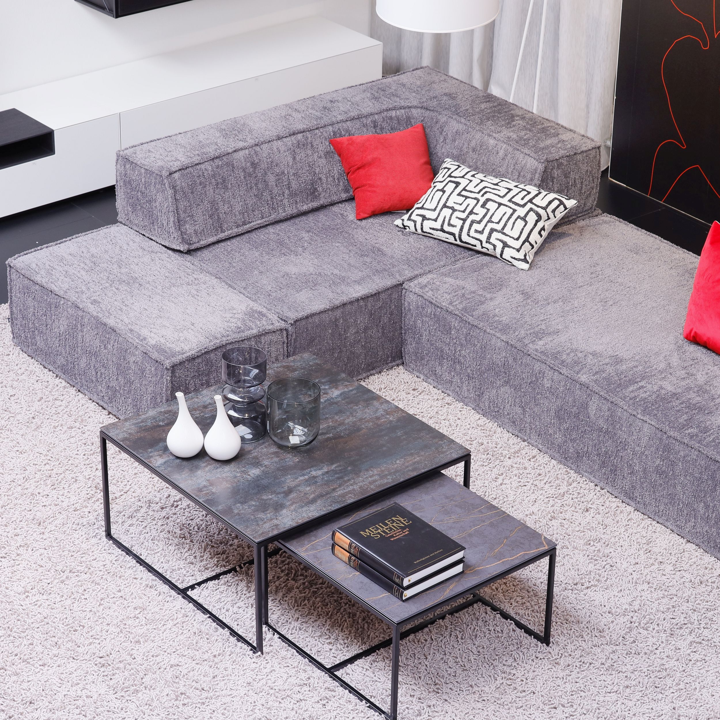 Sofa Trio von Cor in grauem Stoff im Milieubild.