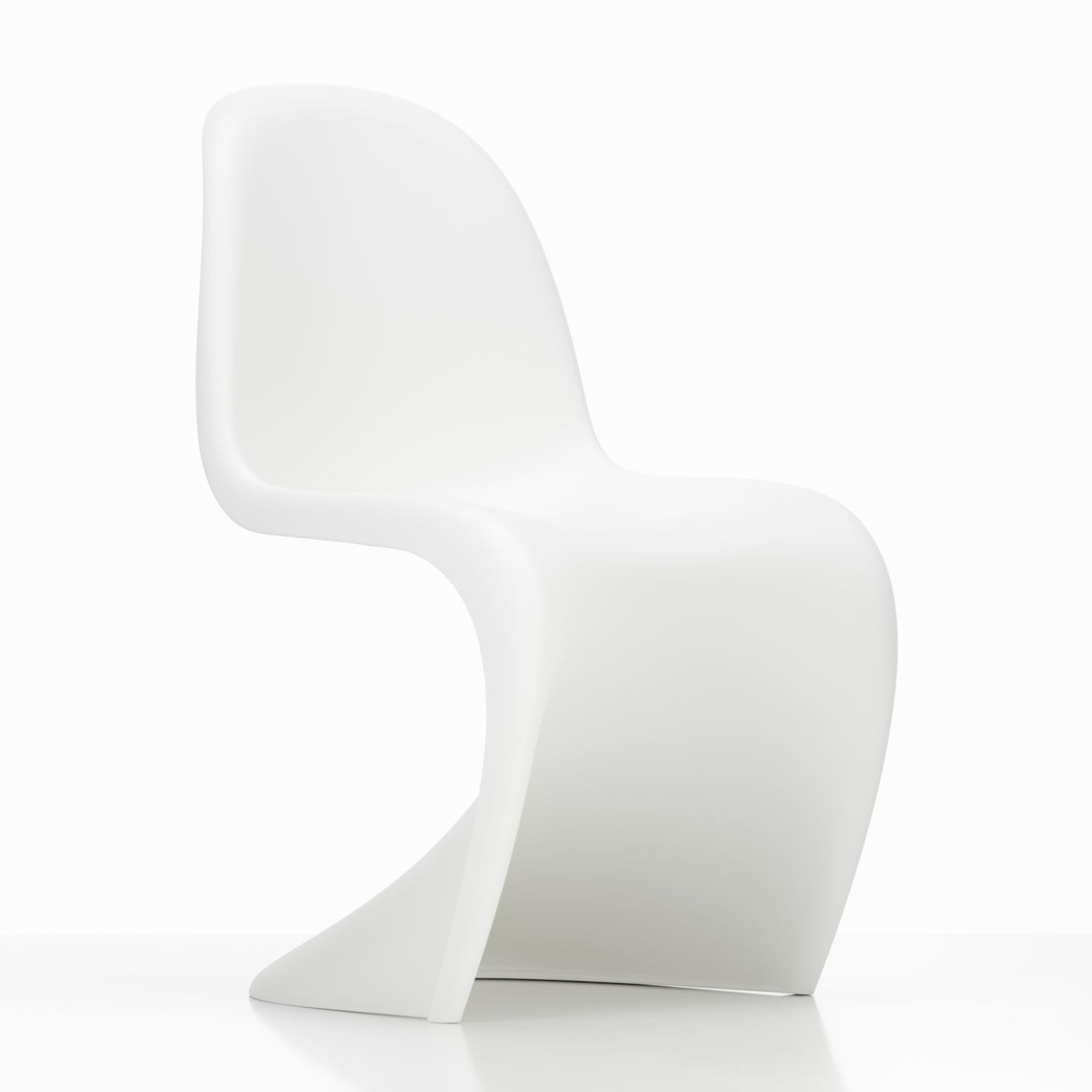 Schalenstuhl Panton Chair von Vitra in alter Höhe in weiß als Freisteller von schräg vorne.