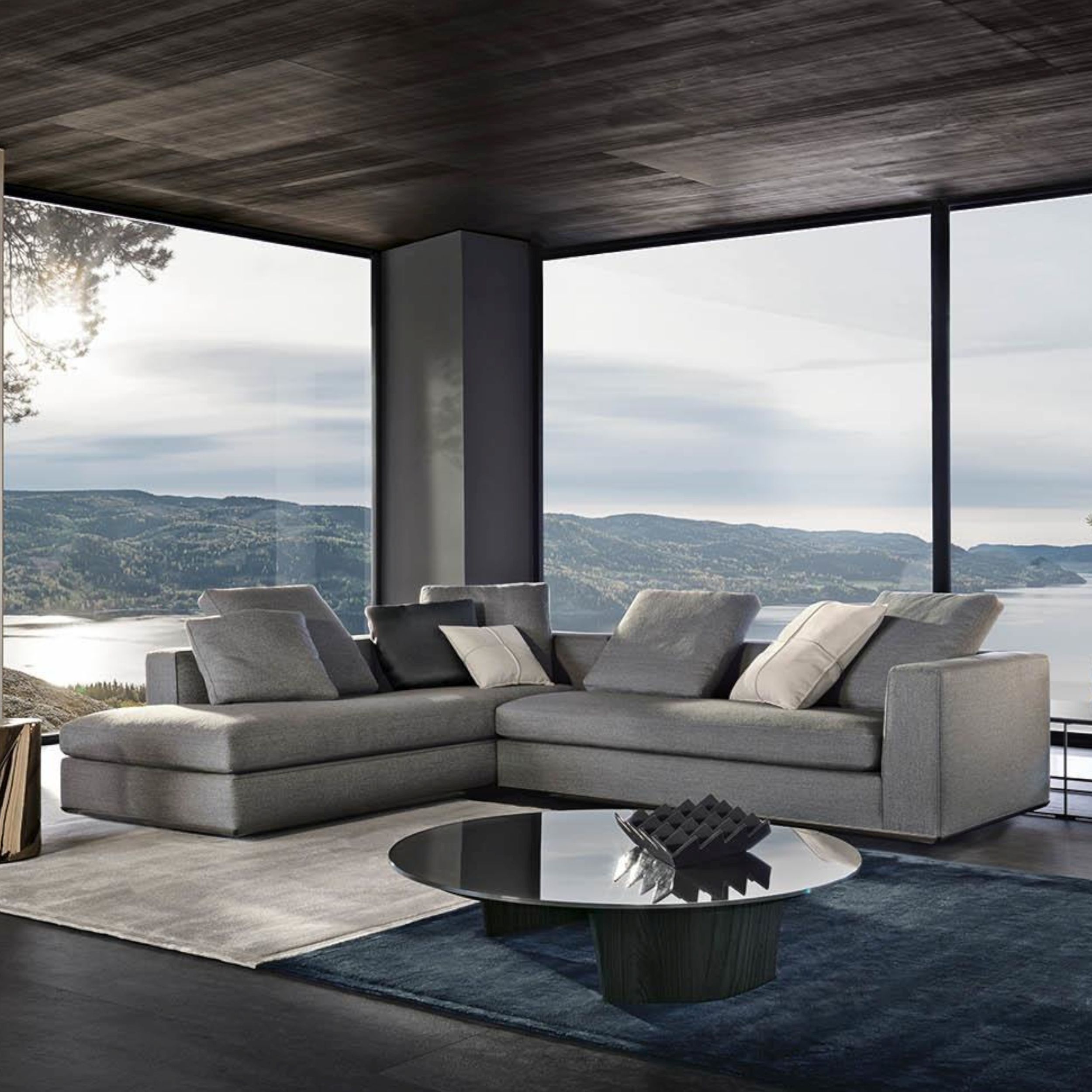 Sofa Powell von Minotti in grauem Stoff als Milieubild.