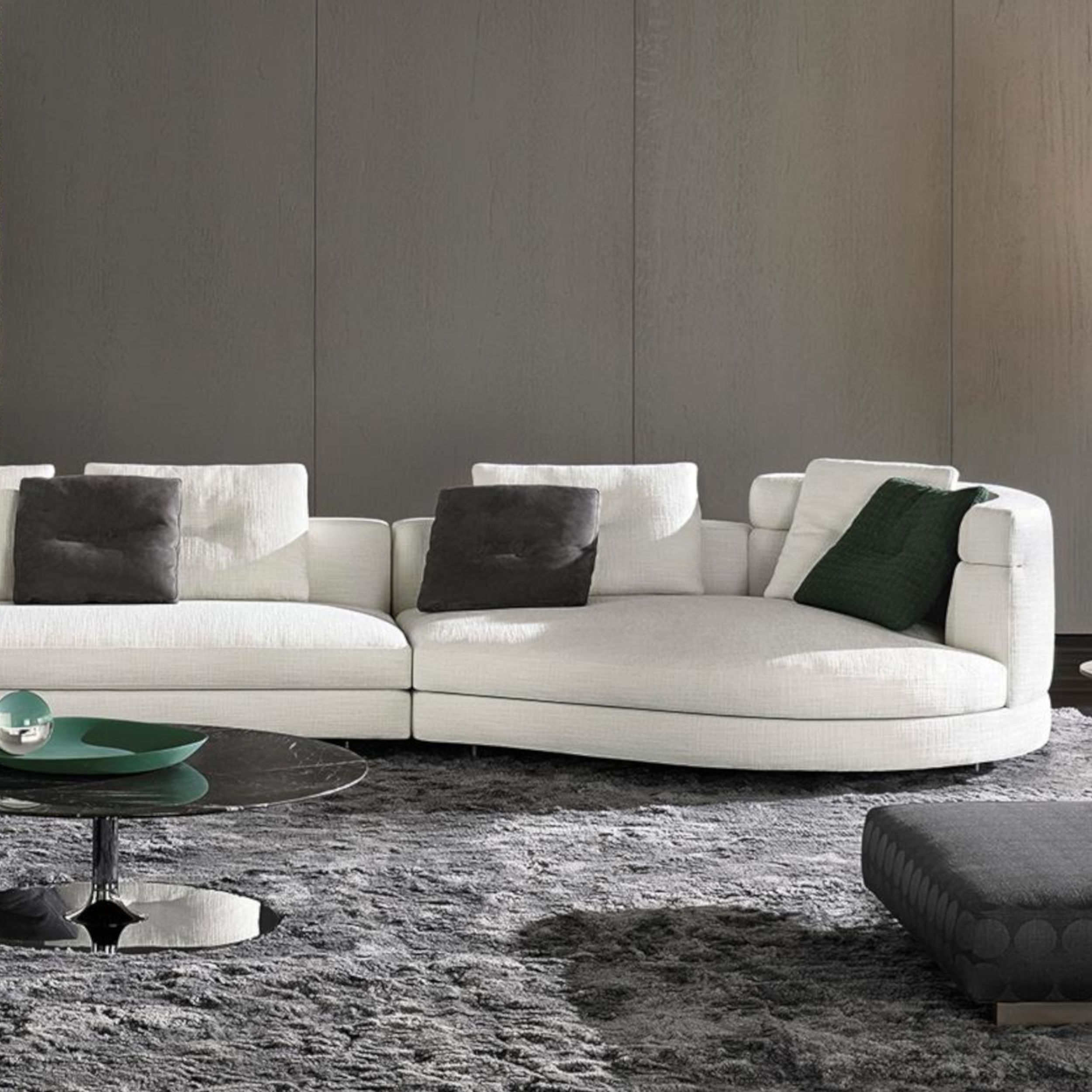 Sofa Alexander von Minotti in weißem Stoff als Milieubild.