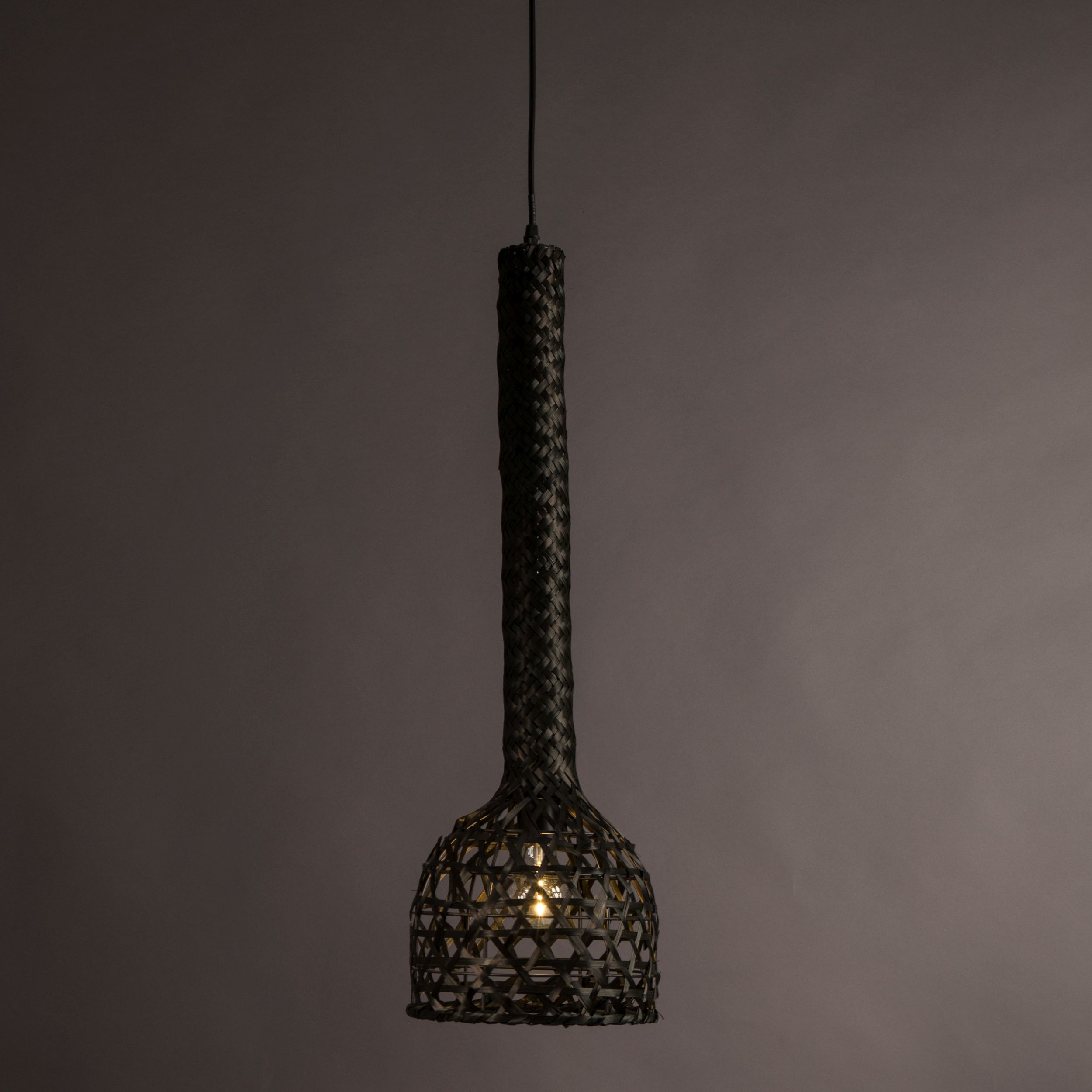Schwarze Boho-Pendelleuchte aus Bambus mit langem Hals und leuchtendem, glockenförmigem Schirm im Studio-Setting.