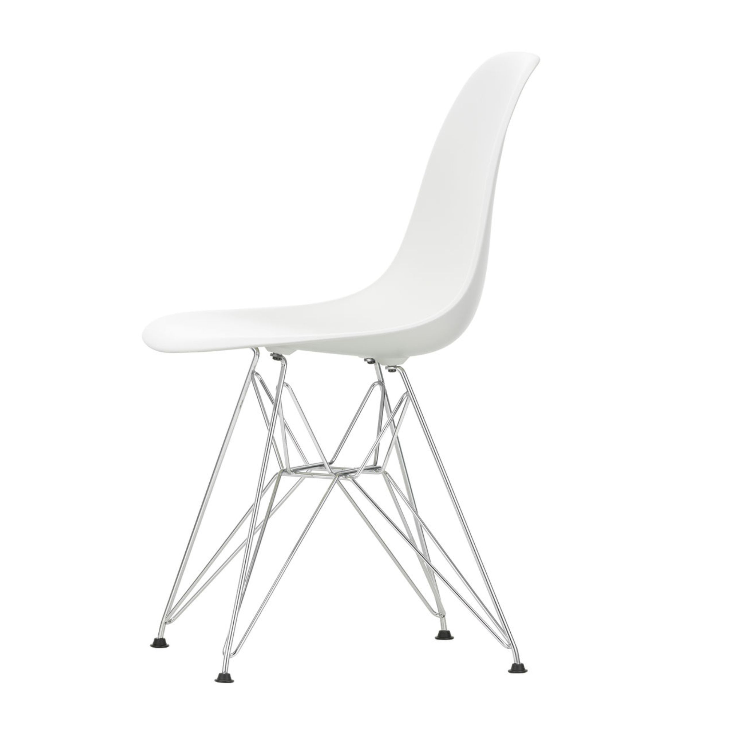Schalenstuhl Plastic Side Chair DSR von Vitra in weiß mit Chromgestell als Freisteller von schräg vorne.