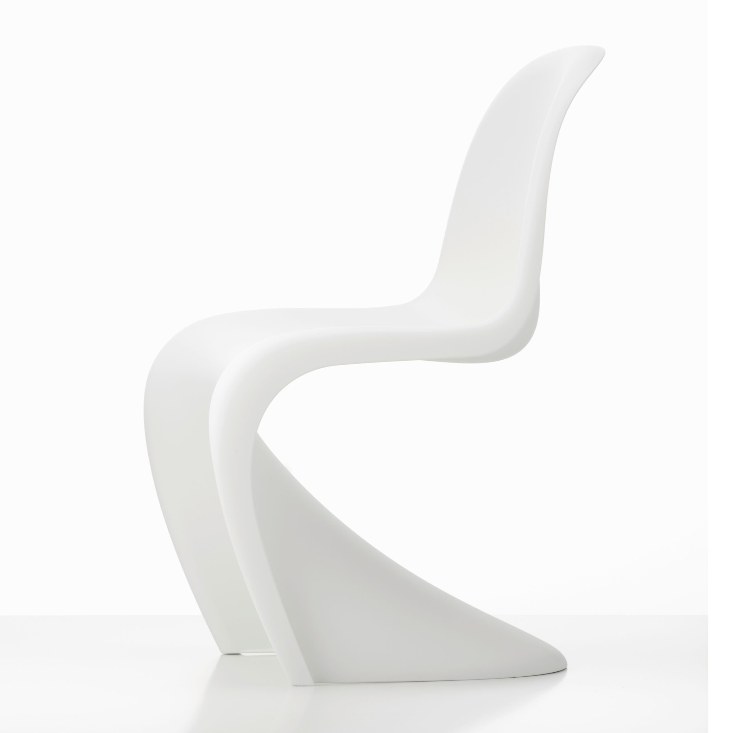 Schalenstuhl Panton Chair von Vitra in alter Höhe in weiß als Freisteller in schräger, seitlicher Ansicht.
