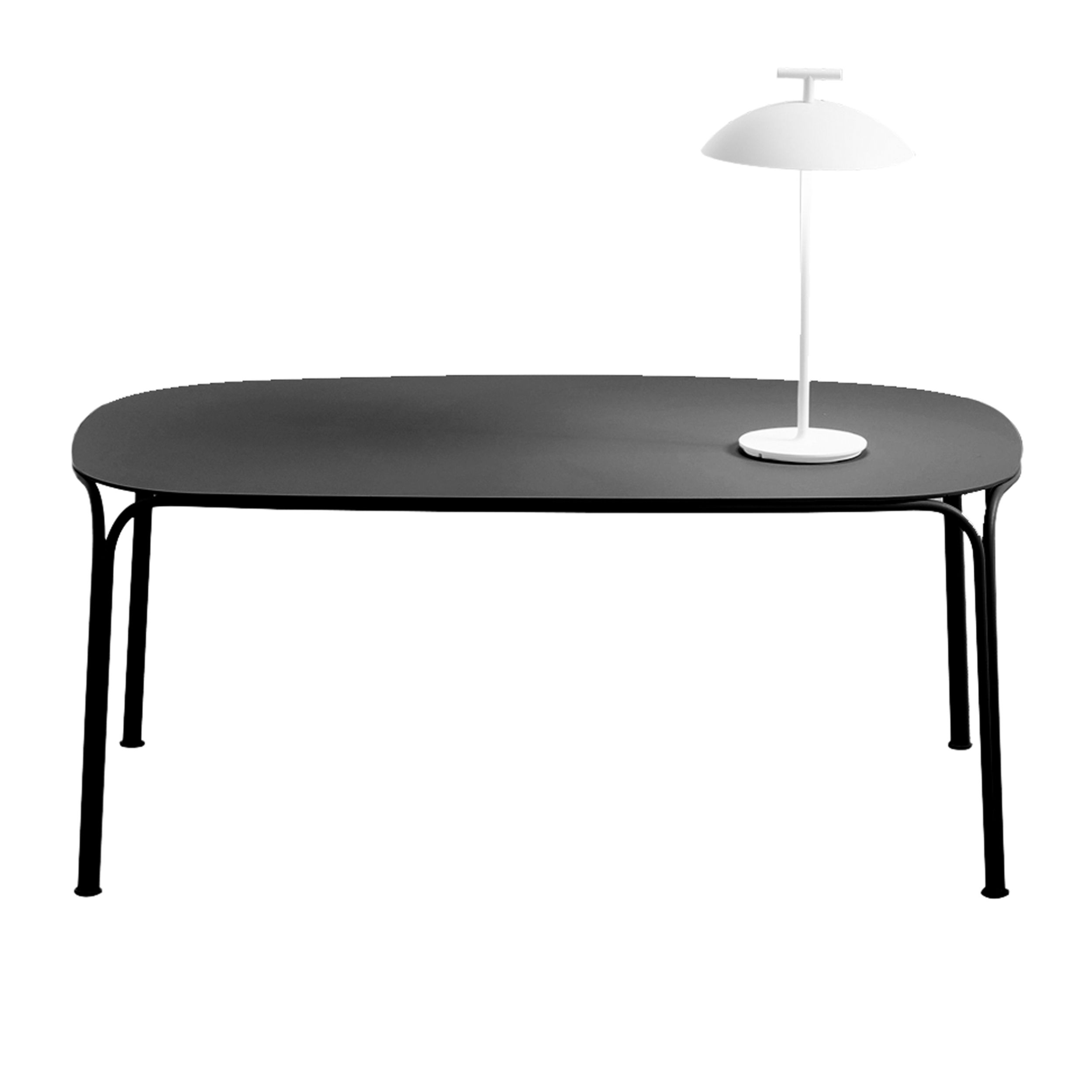 Gartentisch Hiray von Kartell in schwarz mit weißer Tischleuchte Mini Geen-A vor einem weißen Hintergrund.