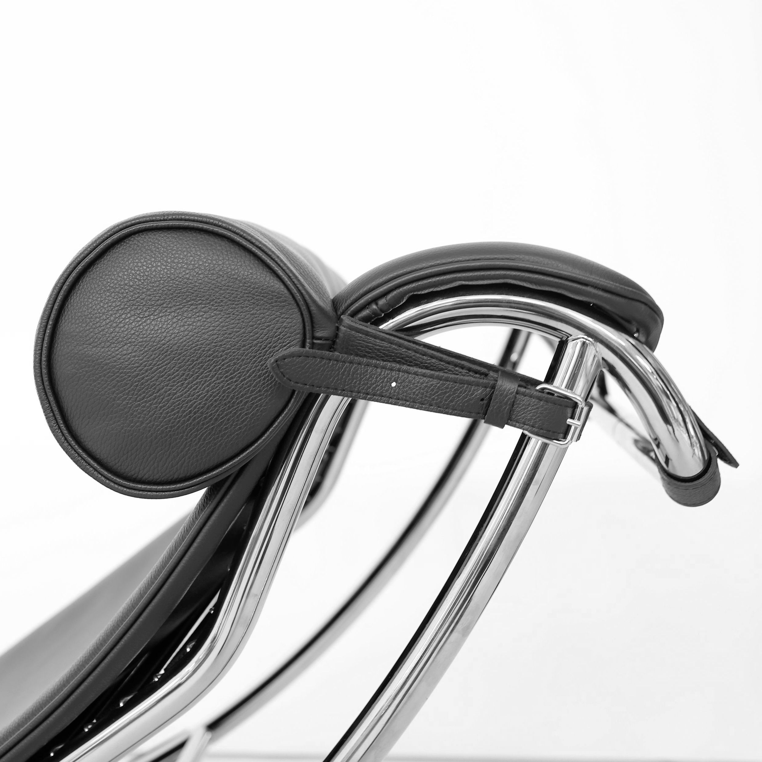 Das Bild zeigt eine Detailaufnahme der schwarzen Leder-Nackenrolle an der Liege Modell "4" von Cassina.