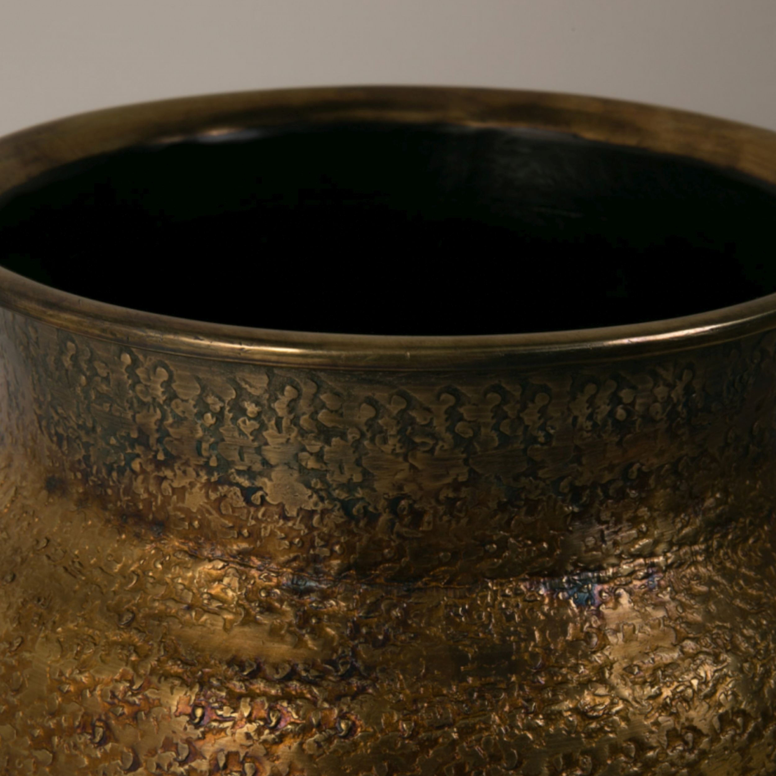 Vase Raum.Freunde Svala bronze weiteres Detailbild Öffnung