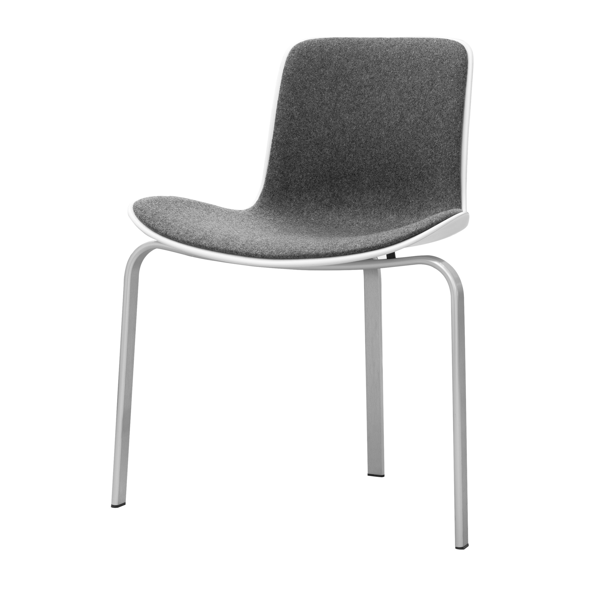 Ein dreibeiniger Stuhl, Modell PK8 von Fritz Hansen, vor einem weißen Hintergrund.
Der Stuhl hat eine weiße Kunststoff-Sitzschale, gepolstert mit grau meliertem Wollfilz. Die drei Metallbeine sind matt gebürstet.