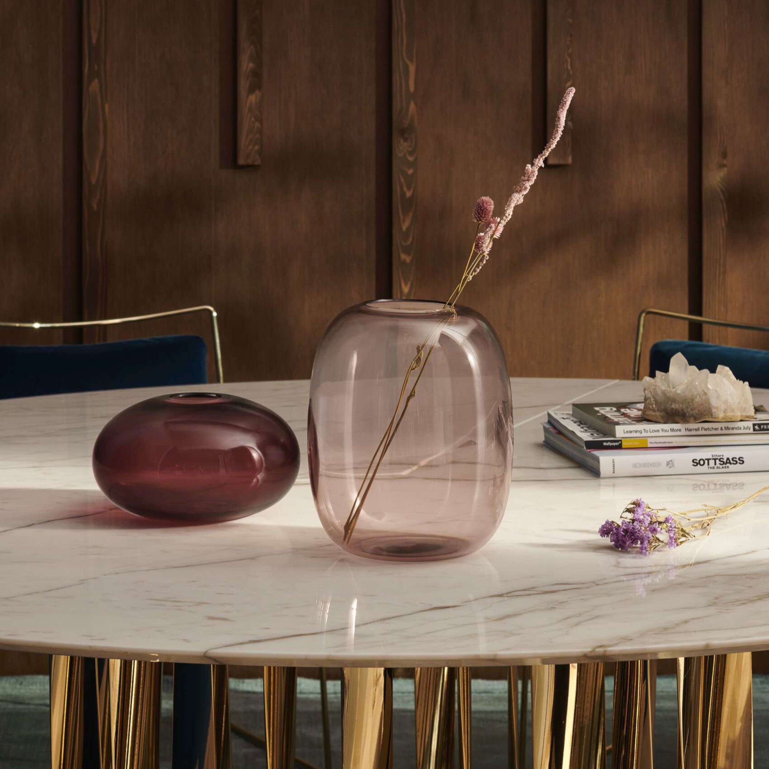 Vase Bo Maki von Casina in Farbe Amethyst im Milieubild.