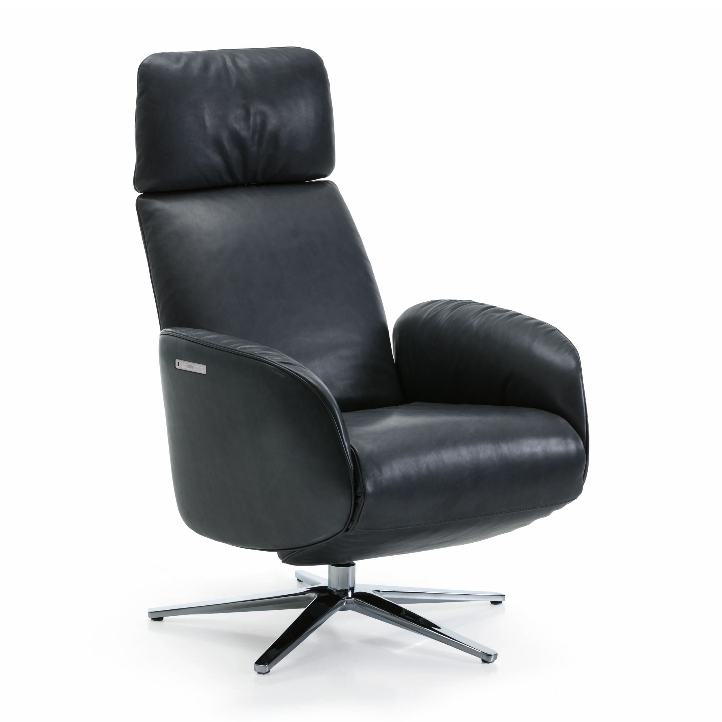 Das Bild zeigt den Relaxsessel Master von ipDesign vor einem weißen Hintergrund.
Der moderne Sessel ist mit schwarzem Leder gepolstert und hat einen glänzenden fünfstrahligen Chromfuß.