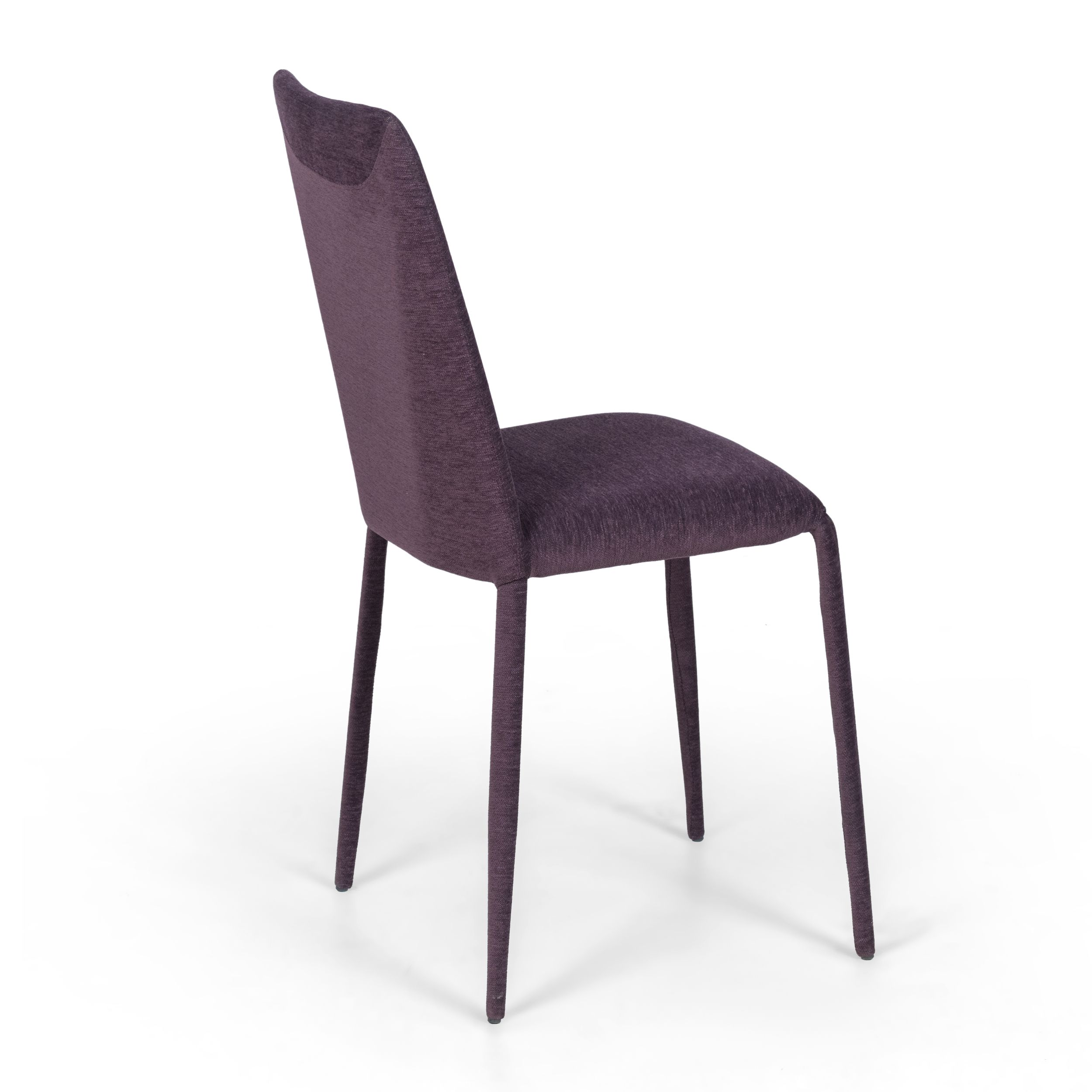 Ein schlichter, zierlicher Vierfuß-Stuhl mit violettem Stoffbezug, Modell Assisi von Willisau, in Ansicht von schräg hinten vor einem weißen Hintergrund.