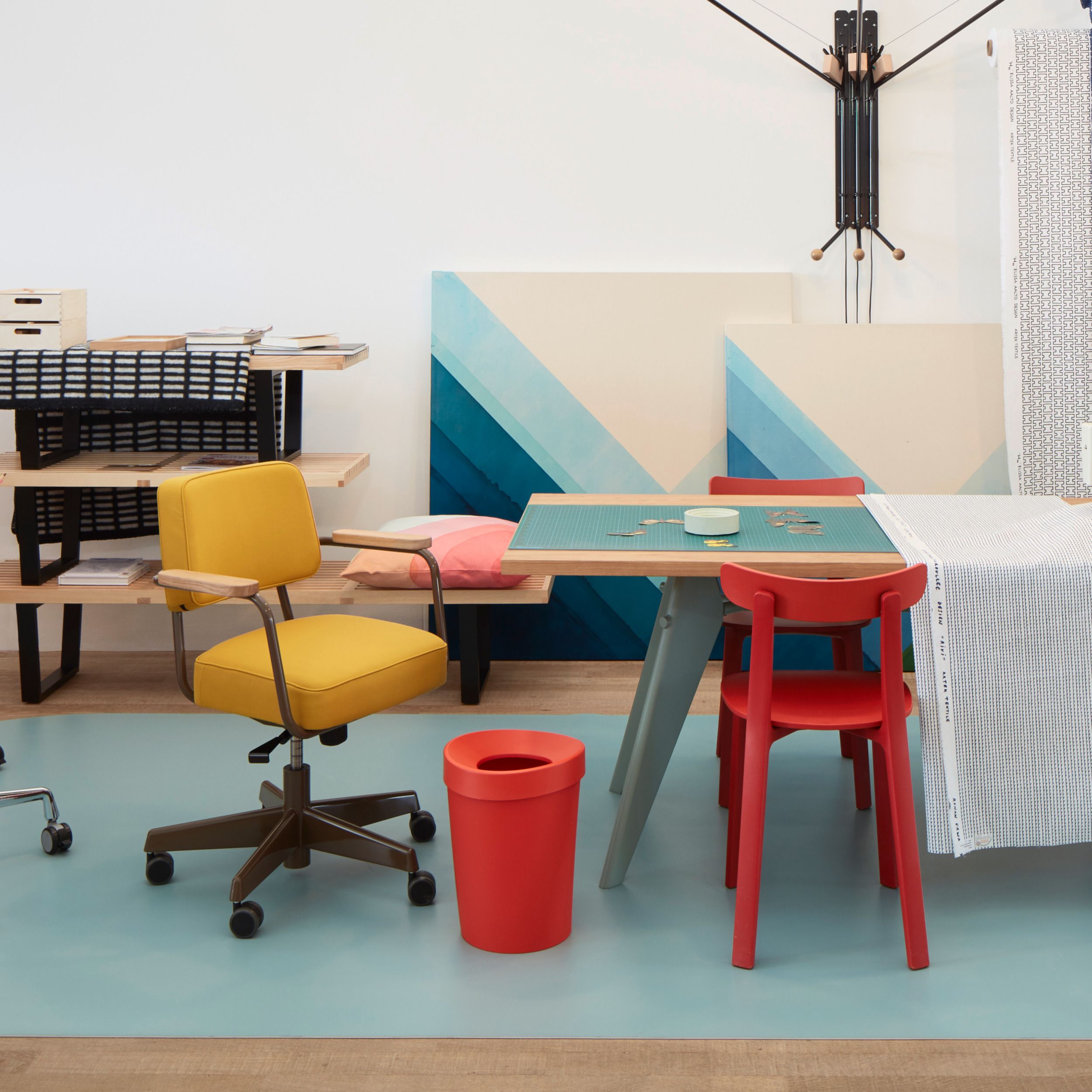 Papierkorb Happy Bin L von Vitra in poppy red im Milieubild.