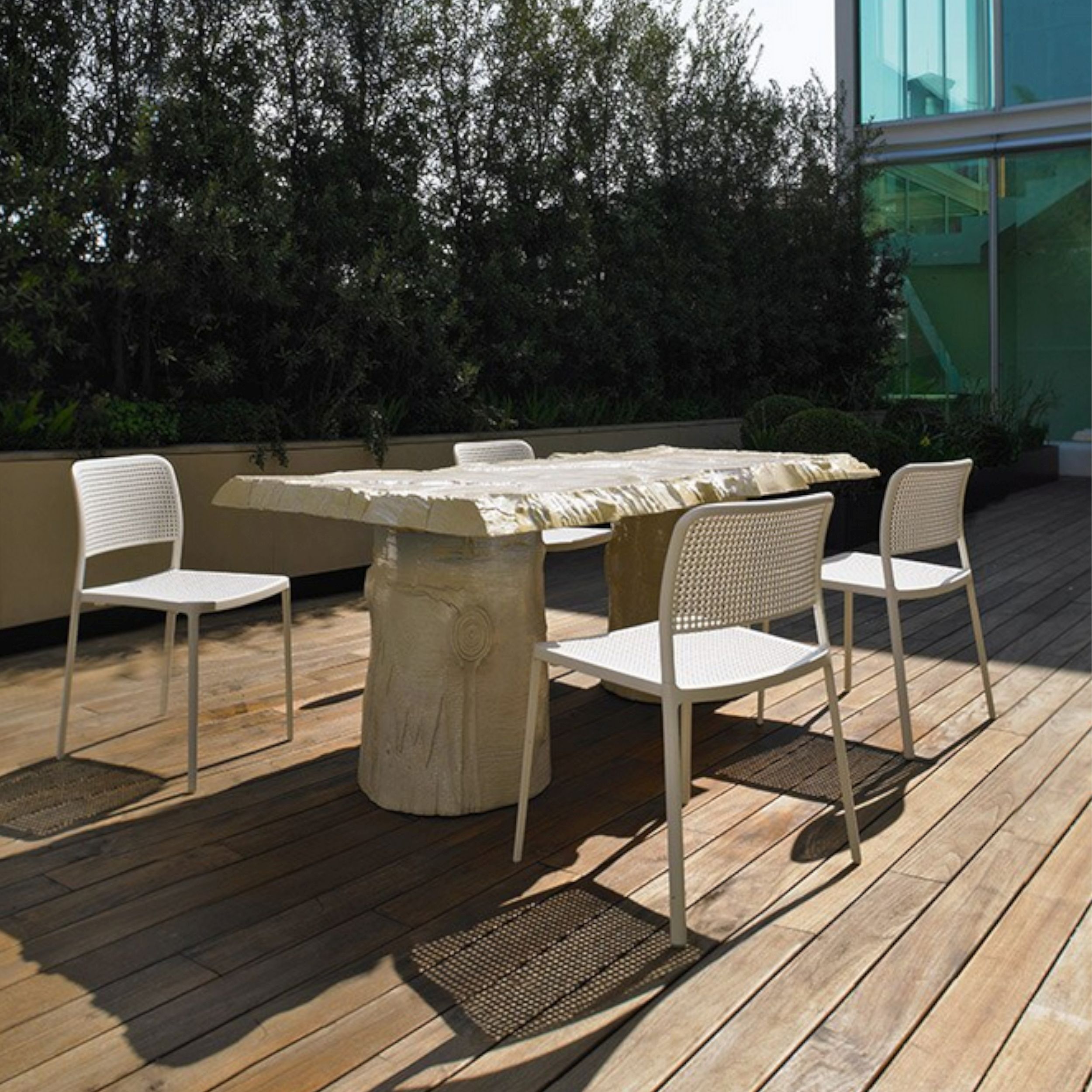 Gartenstuhl Audrey von Kartell in weiß als Milieubild.