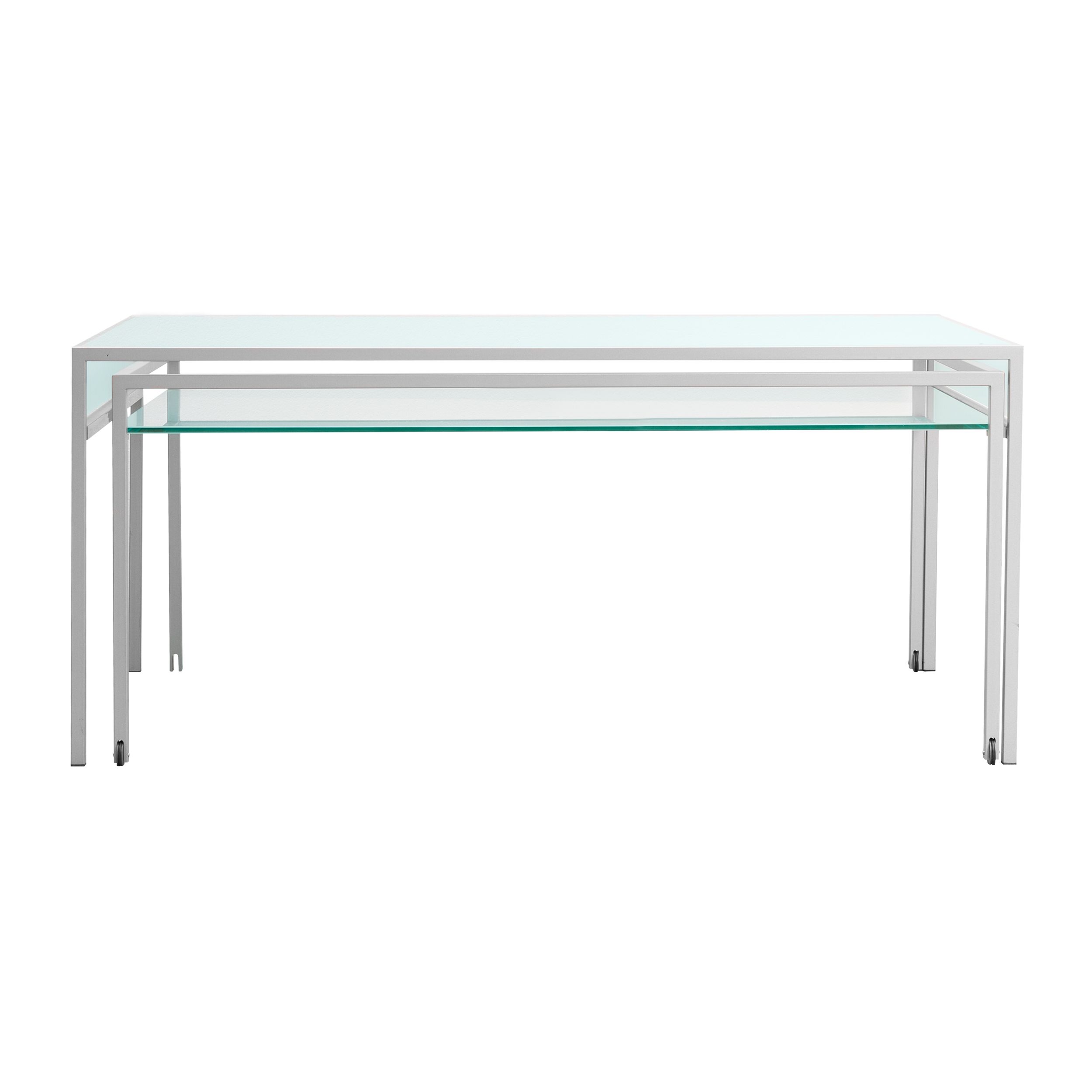 Satz-Couchtisch 657/A von Gamma mit Metallgestell und satinierten Glasplatten; es handelt sich um zwei rechteckige Tische die übereinander platziert werden können. Das Bild zeigt die Tische  in frontaler Ansicht vor einem weißen Hintergrund.