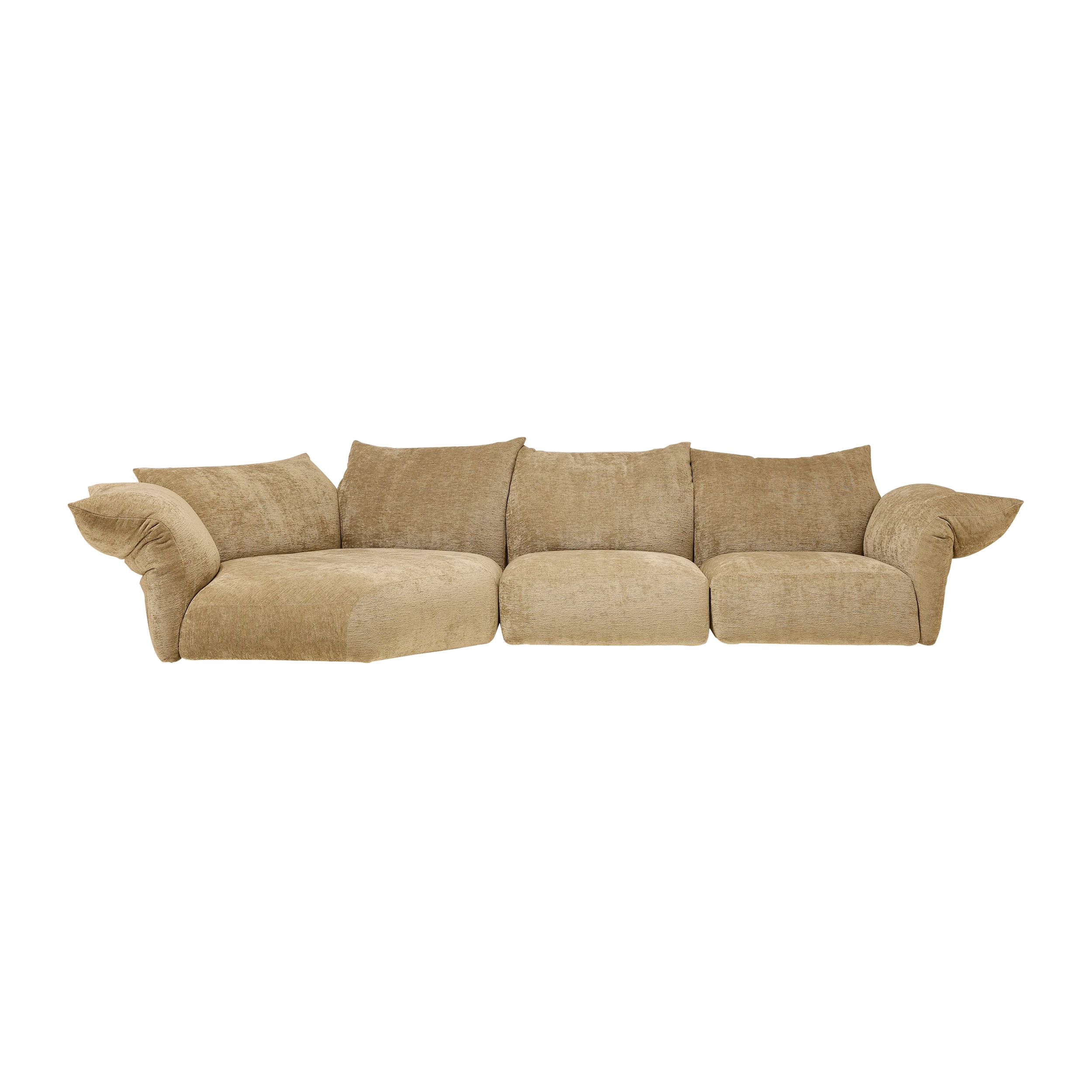 Zu sehen ist das Sofa Standard von Edra in sandfarbenem Stoff vor einem weißen Hintergrund. 
Das Sofa besteht aus drei Elementen, links befindet sich ein Liegenelement. Die beweglichen Lehnen sind alle heruntergeklappt.