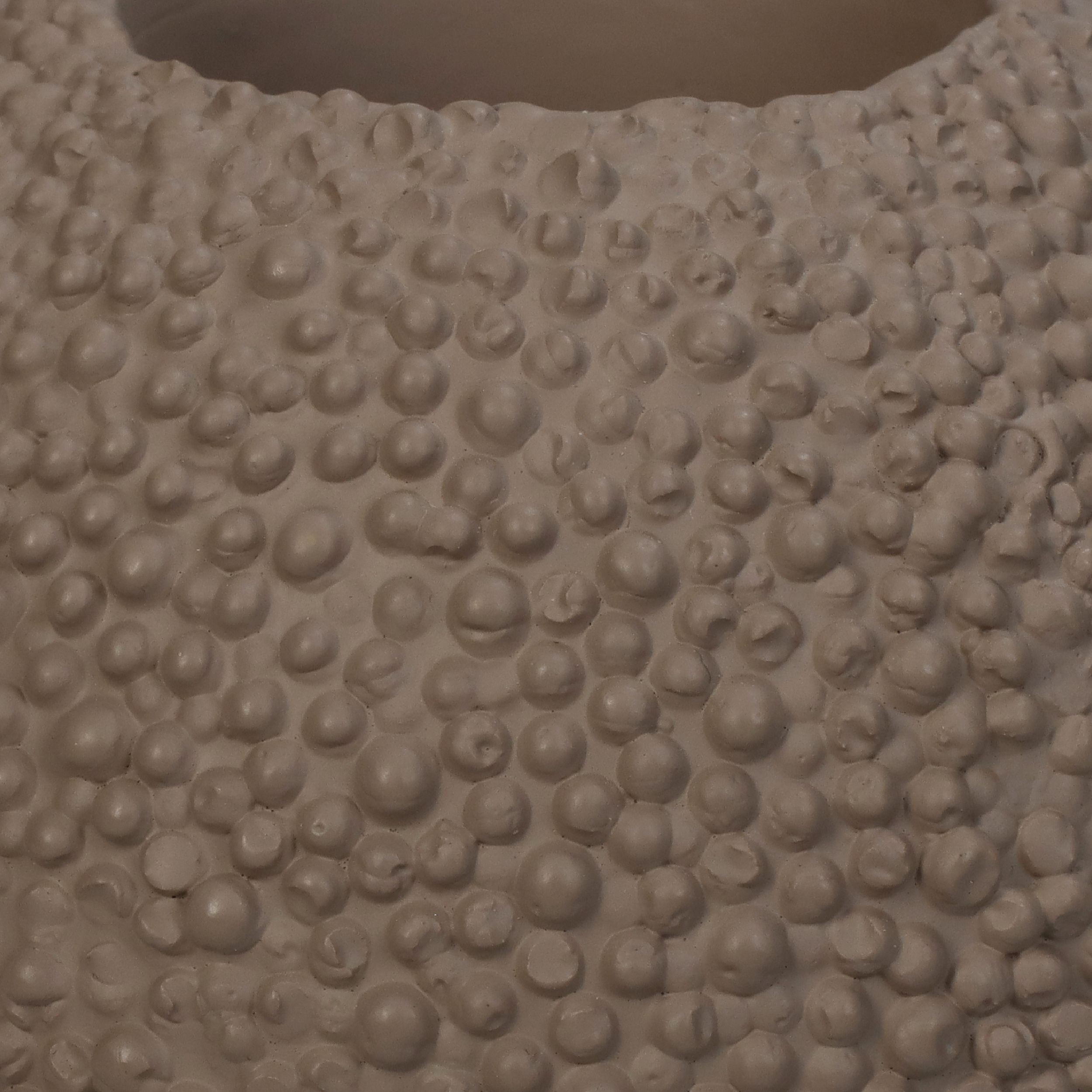 Teelichthalter in beige von Kersten aus robustem Beton als Deko und Windlicht geeignet mit weissem Hintergrund. Ansicht
Struktur. 