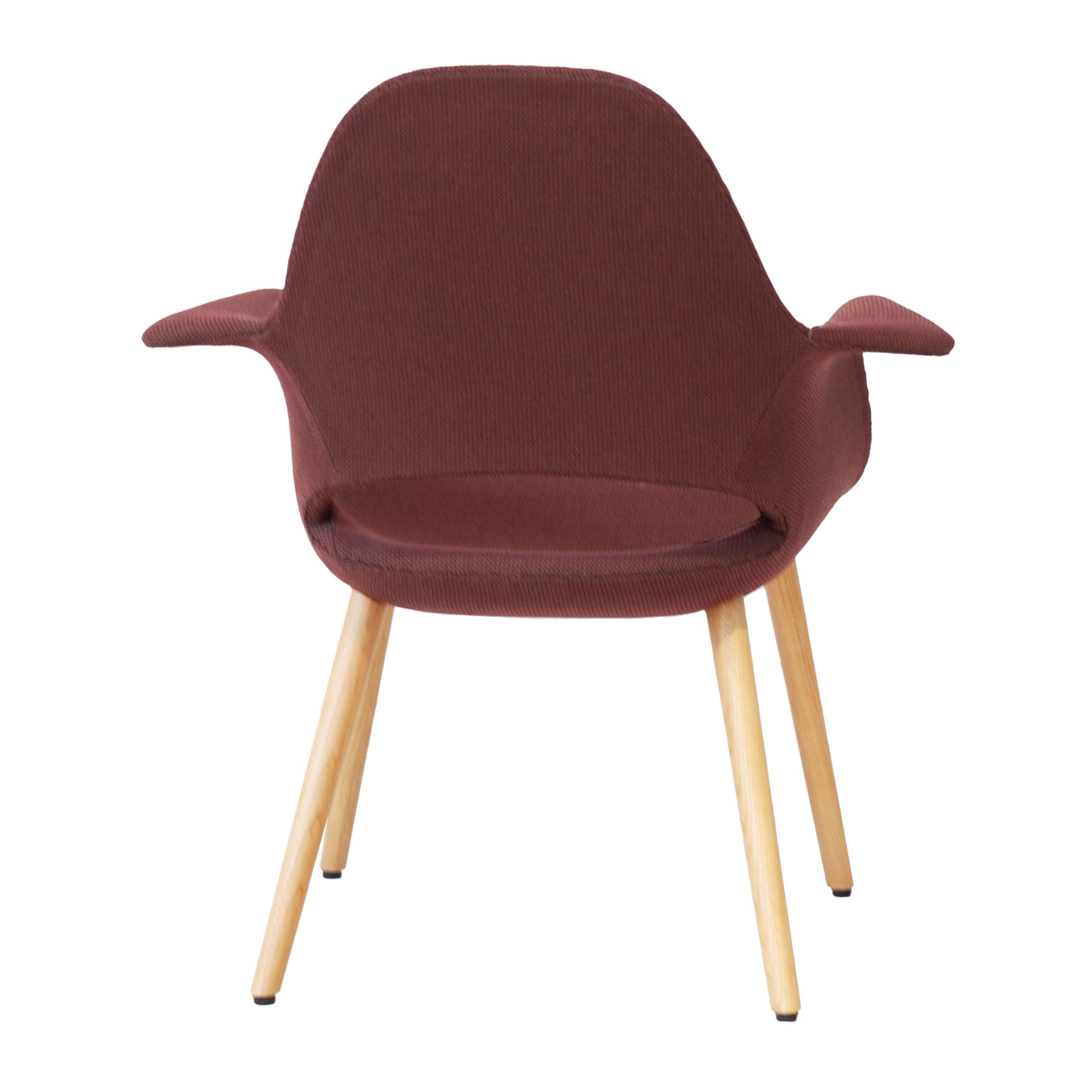 Schalensessel Organic Chair von Vitra, Bezug Stoff Credo bitter chocolate, Beine Eiche natur. Freisteller Rückseite.