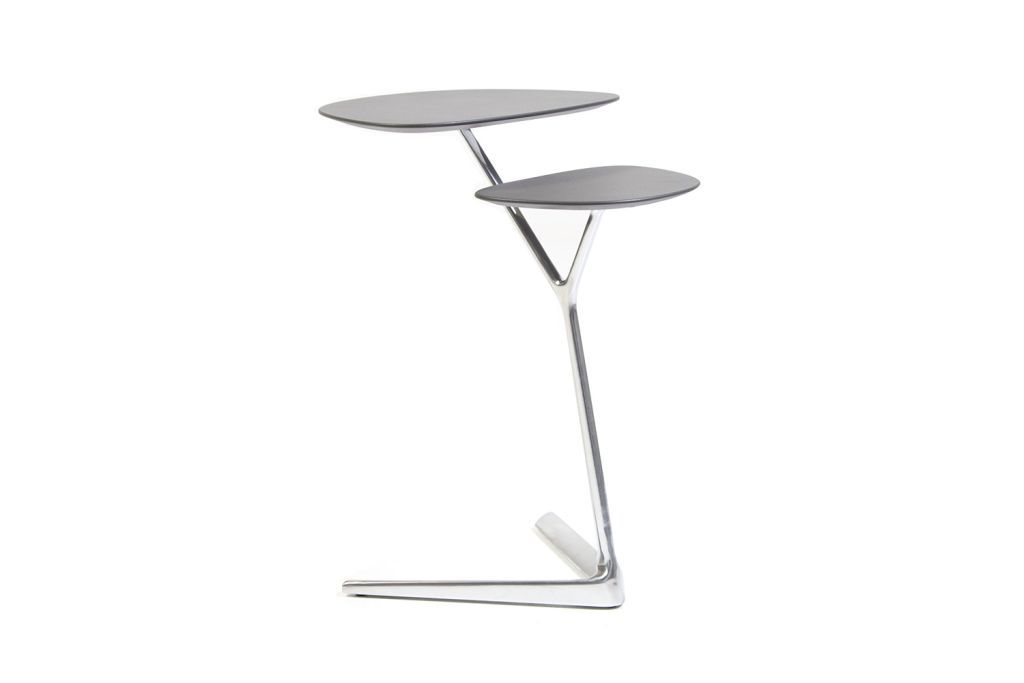 Beistelltisch Portello von Leolux mit grau lackierten Platten und Aluminium-Untergestell als Freisteller.