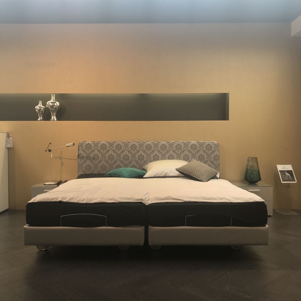 Bett Elegance von Superba in grau/schwarz als Millieubild