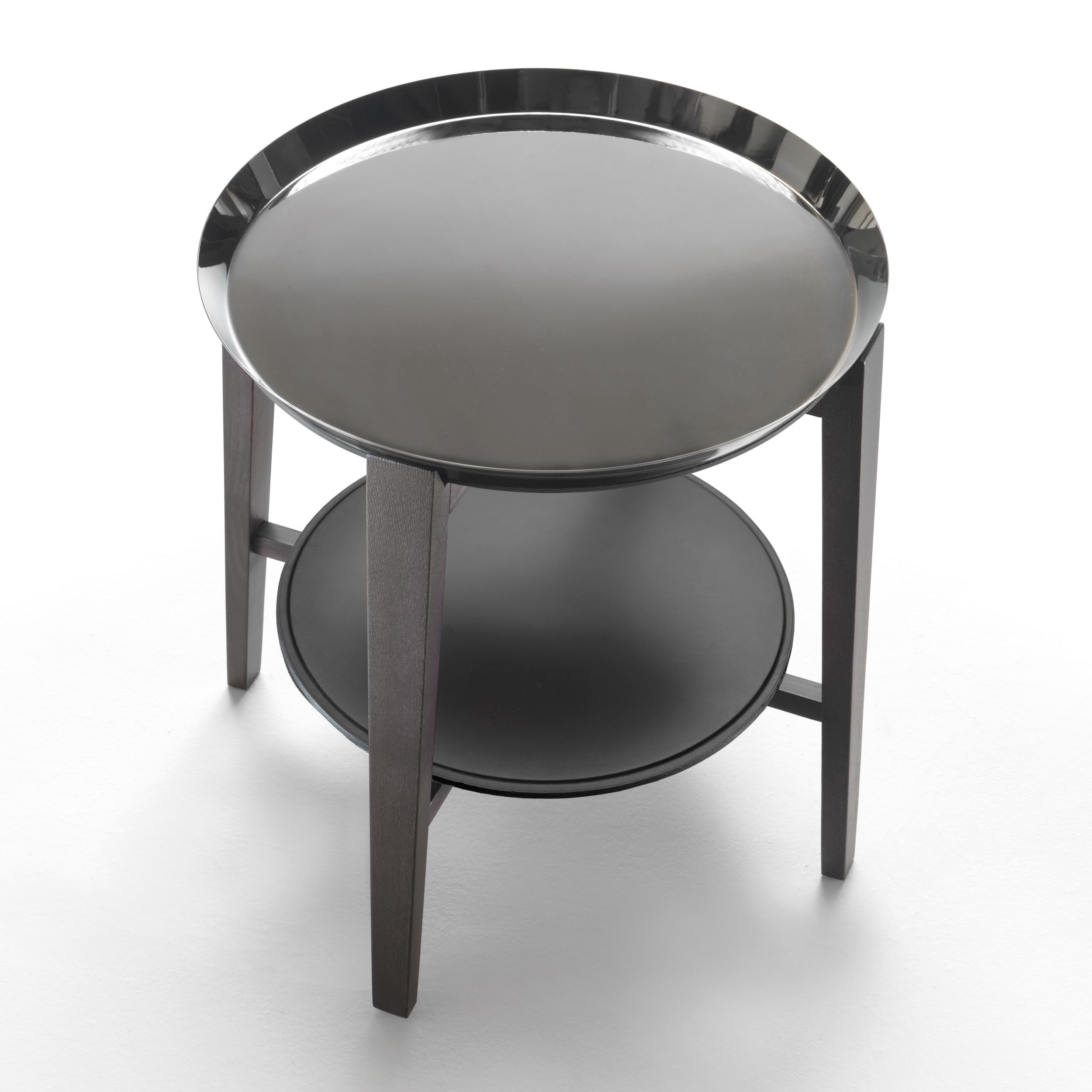 Ein runder Beistelltisch mit Holzgestell und zwei Ebenen inklusive einem abnehmbaren Metalltablett, Modell Cabaré von Flexform, in Ansicht von schräg oben vor einem weißen Hintergrund.