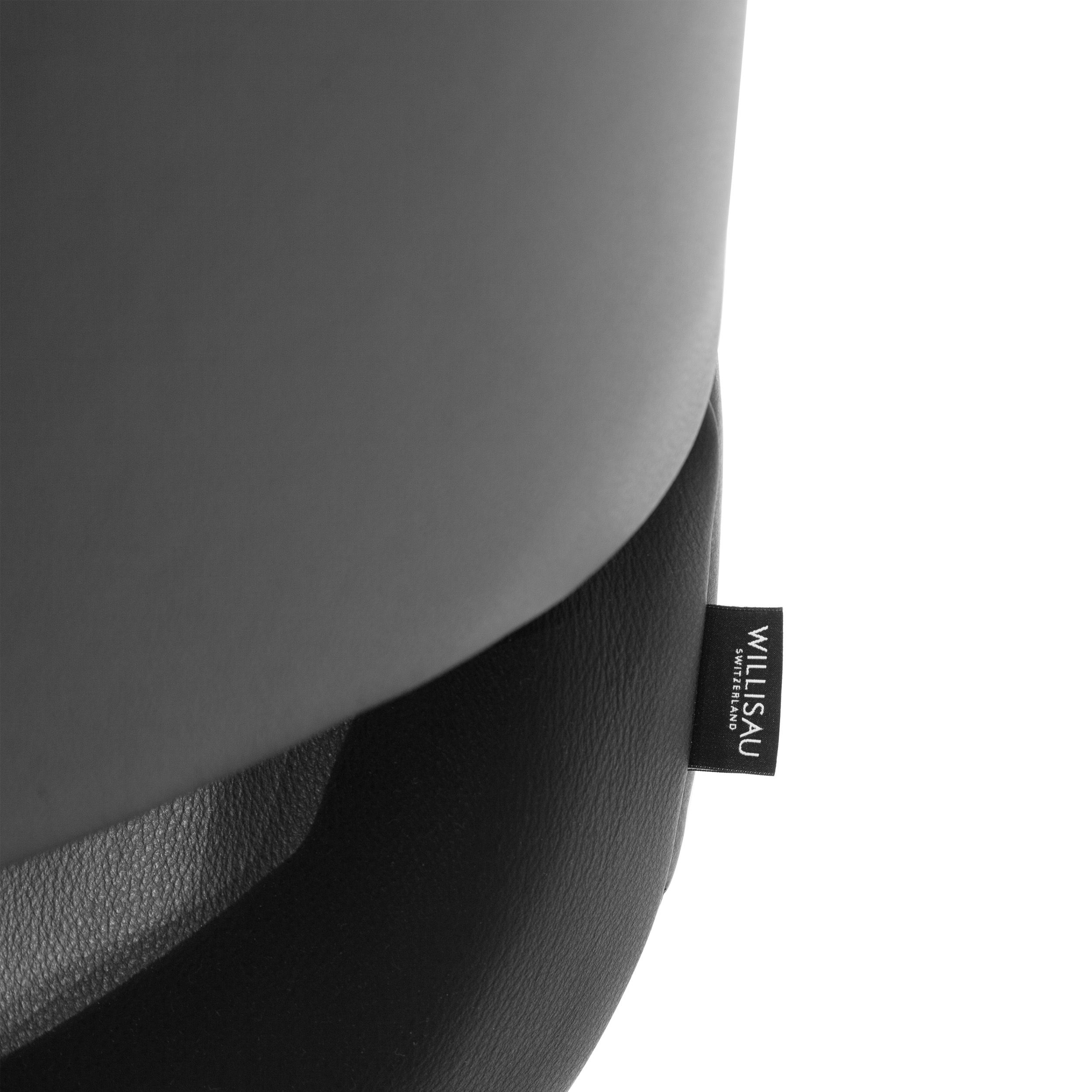 Esszimmerstuhl Capri von Willisau in grauem Leder als Detailaufnahme.