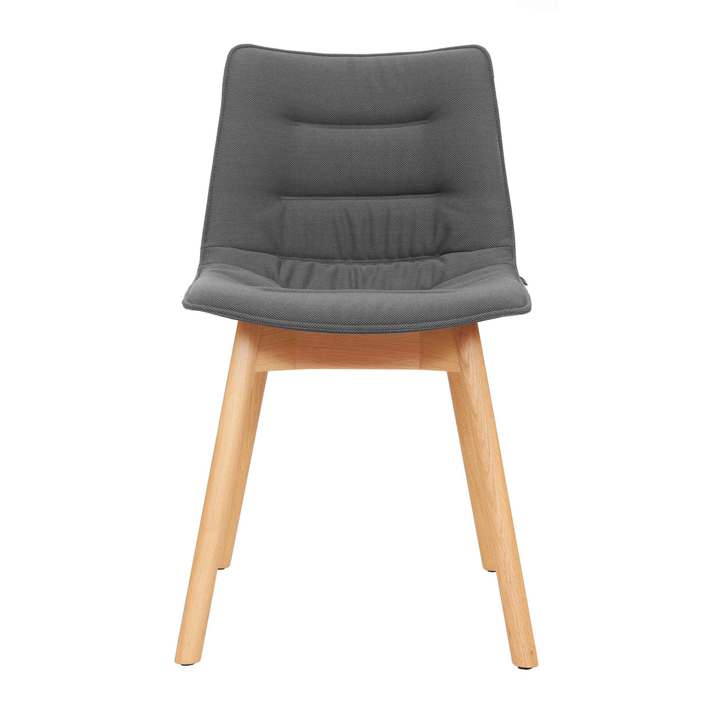 Zu sehen ist in frontaler Ansicht der moderne Schalenstuhl Nava von Girsberger vor einem weißen Hintergrund. Der Stuhl ist mit dunklen Stoff bezogen und hat ein Vierfuß-Untergestell aus heller Eiche.
