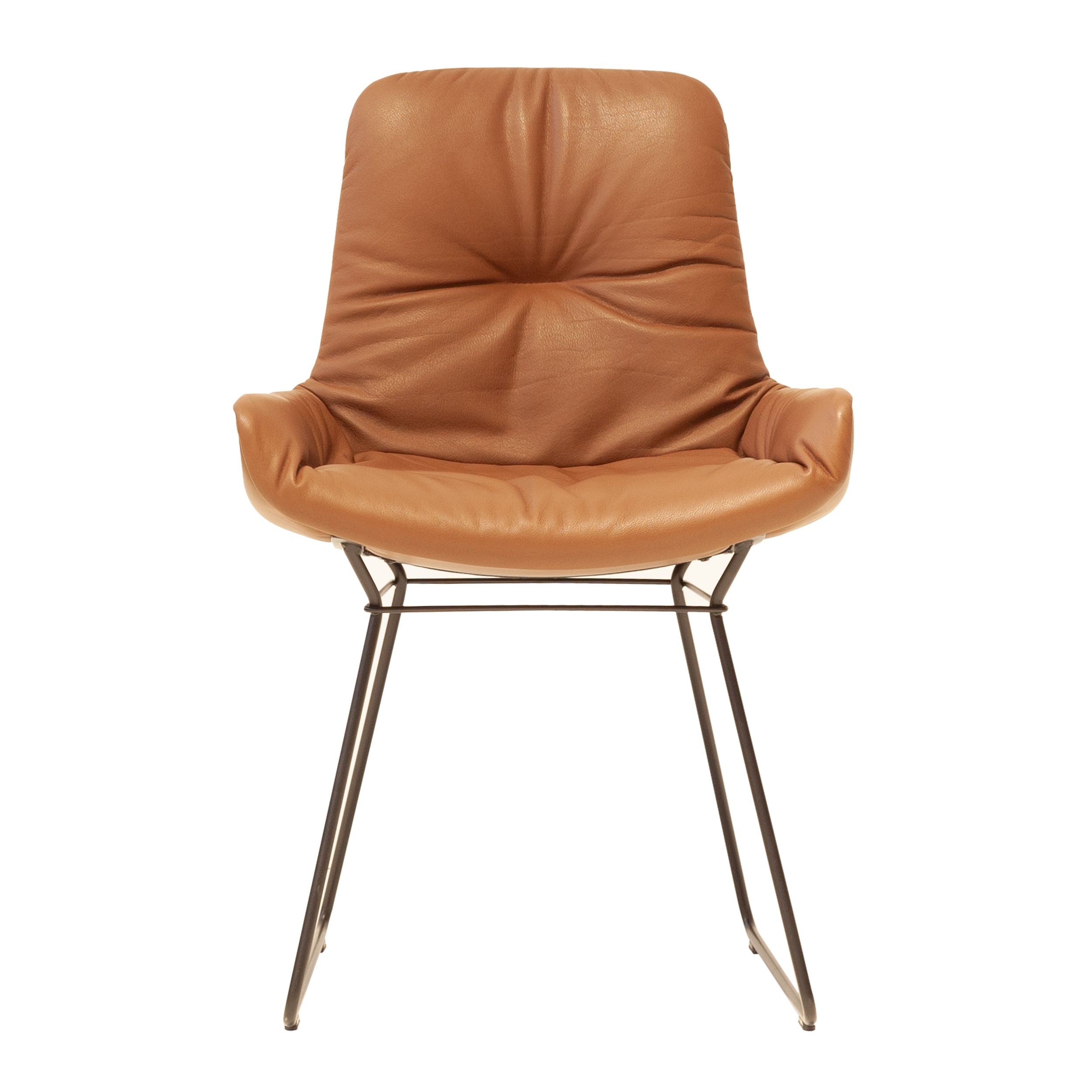 Eleganter brauner Lederstuhl mit stabilem Metalluntergestell, Schalenstuhl Leya Armchair Low von Freifrau, in frontaler Ansicht vor einem weißen Hintergrund.