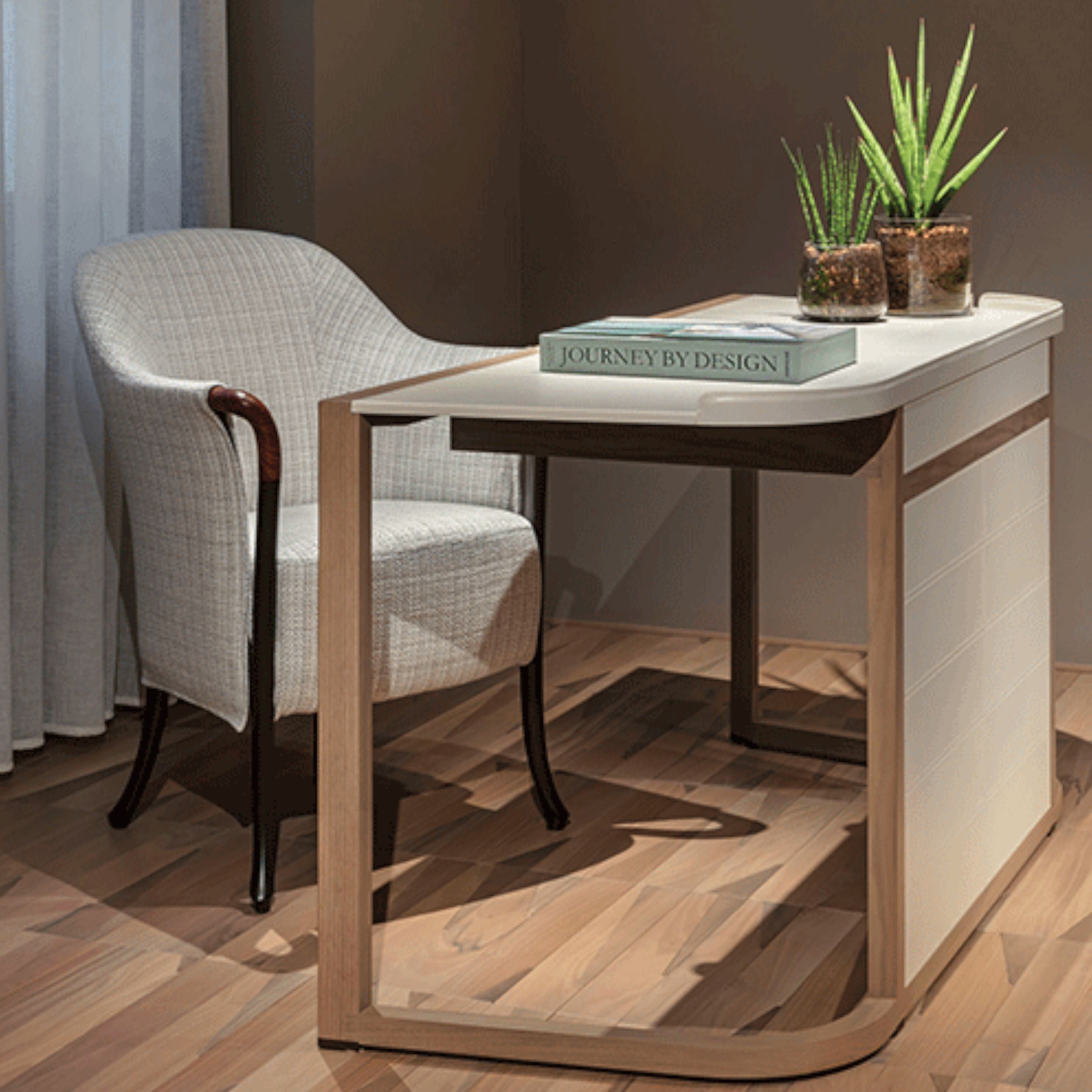 Stilvolles Büro mit Schreibtisch und einem Sessel Progetti von Giorgetti mit schwarzem Holzgestell und Armlehnen aus Eisenholz.