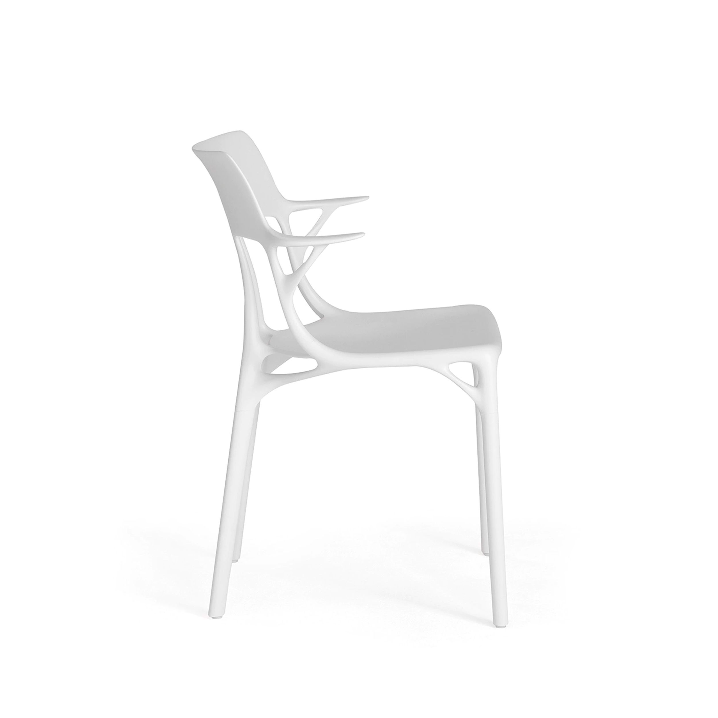 Gartenstuhl A.I. von Kartell in weiß als Freistellerin seitlicher Ansicht.