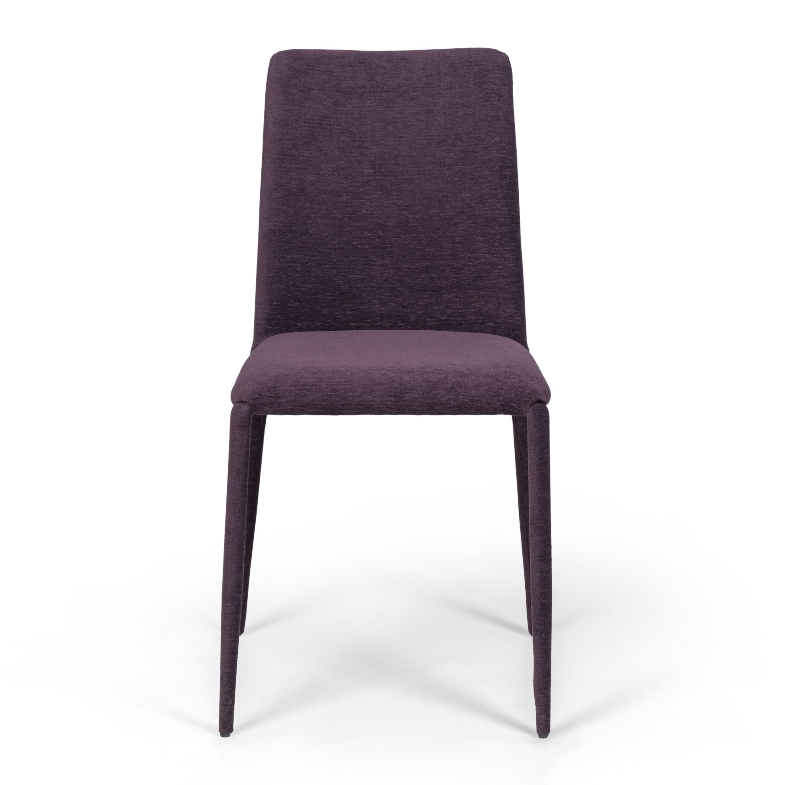 Ein schlichter, zierlicher Vierfuß-Stuhl mit violettem Stoffbezug, Modell Assisi von Willisau, in frontaler Ansicht vor einem weißen Hintergrund.