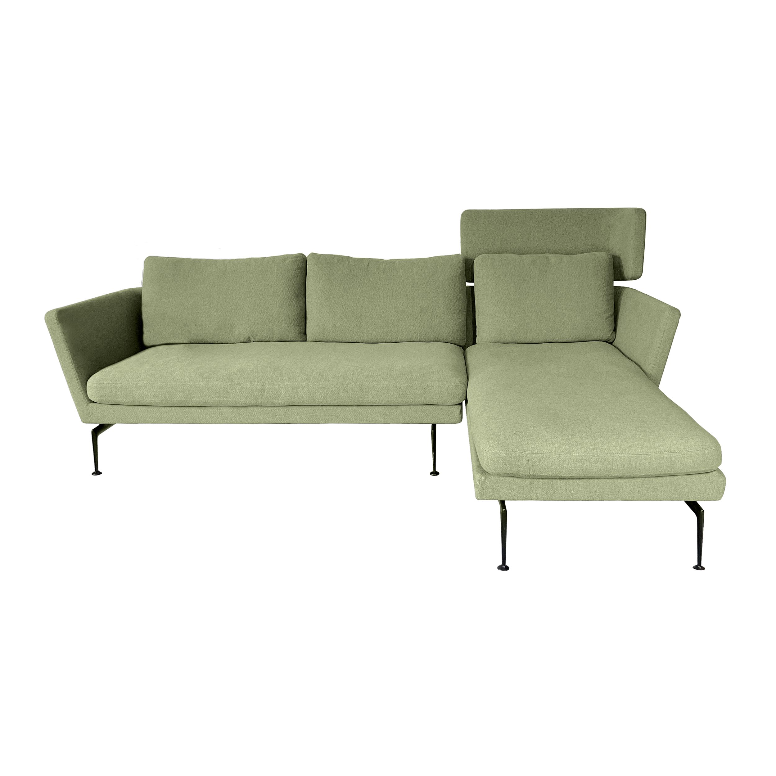 Sofa Suita von Vitra als Kombination von offenem Zweisitzer links mit Chaiselonge mit hohem Kopfteil rechts in grau-grünem Stoff und schwarzem Gestell als Freisteller.