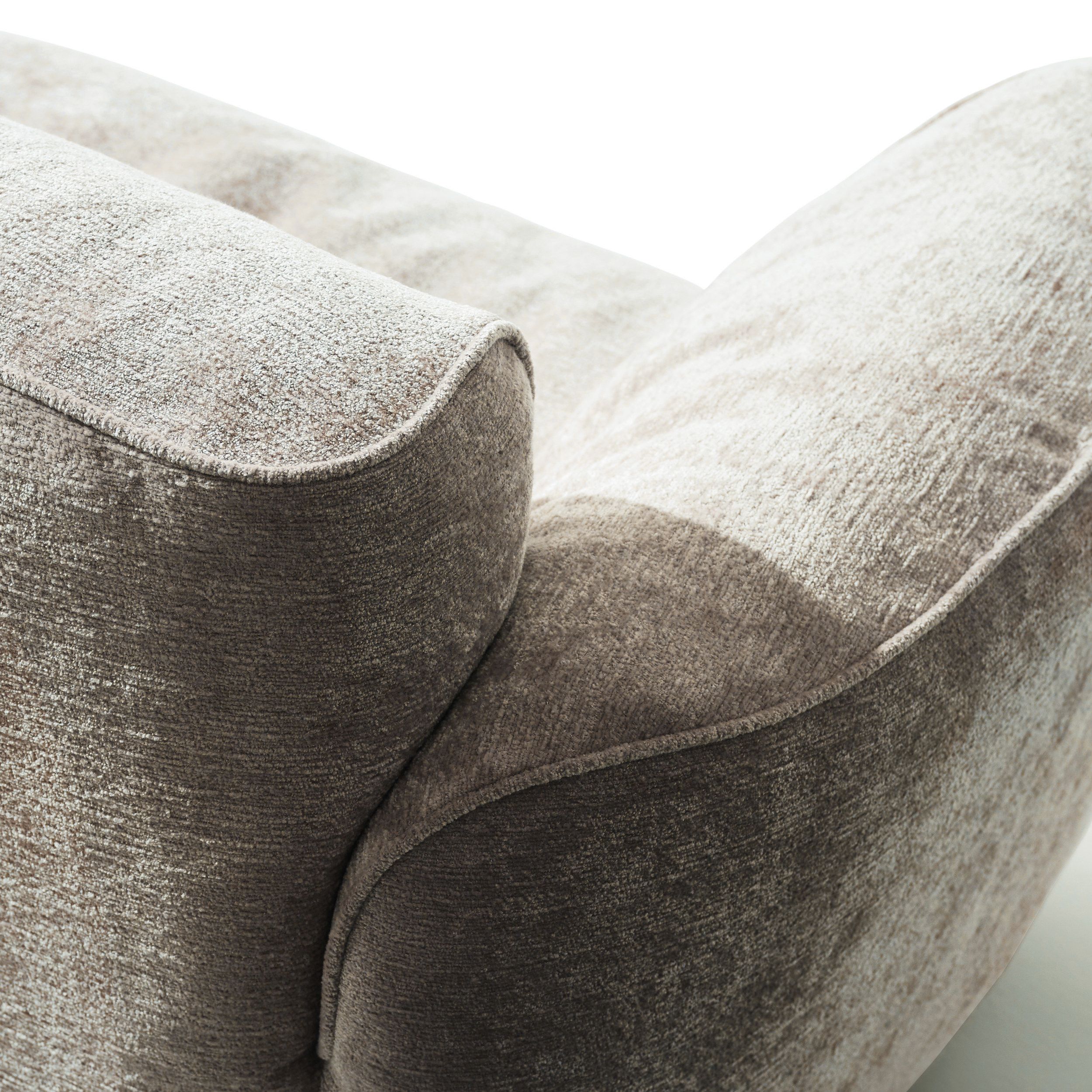 Sofa Grande Soffice von Edra in  hellgrauem Stoff als Detailaufnahme der Armlehne von hinten.