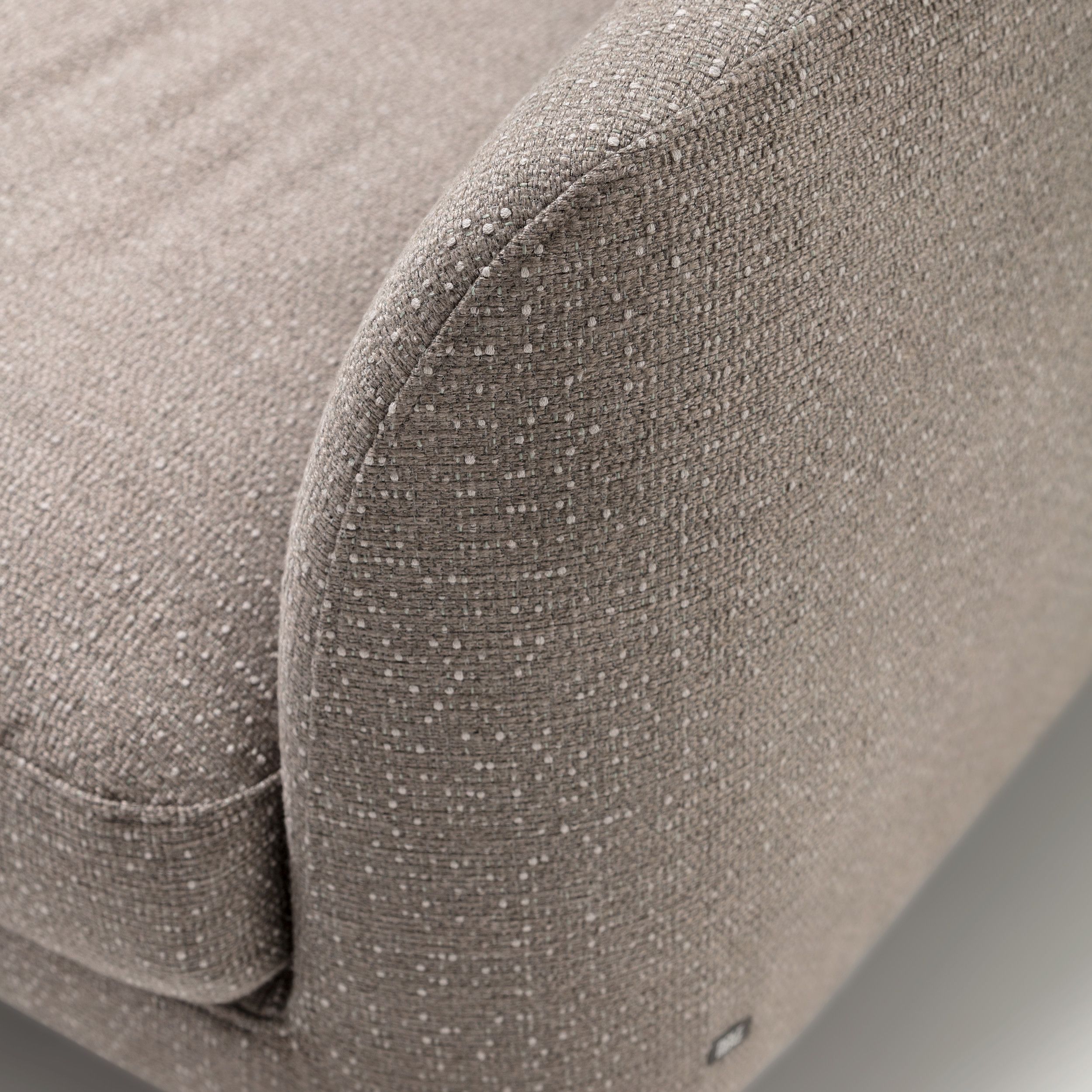 Sofa Kumo von Rolf Benz in Stoff grau als Detailbild Armlehne