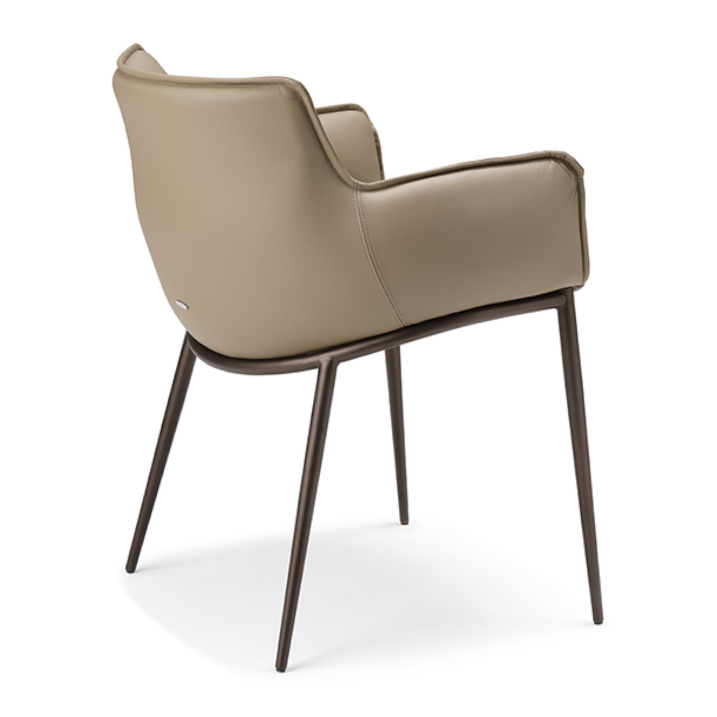 Eleganter, beigefarben bezogener Leder-Armlehnstuhl, Modell Rhonda von Cattelan Italia, in Ansicht von schräg hinten vor einem weißen Hintergrund.
