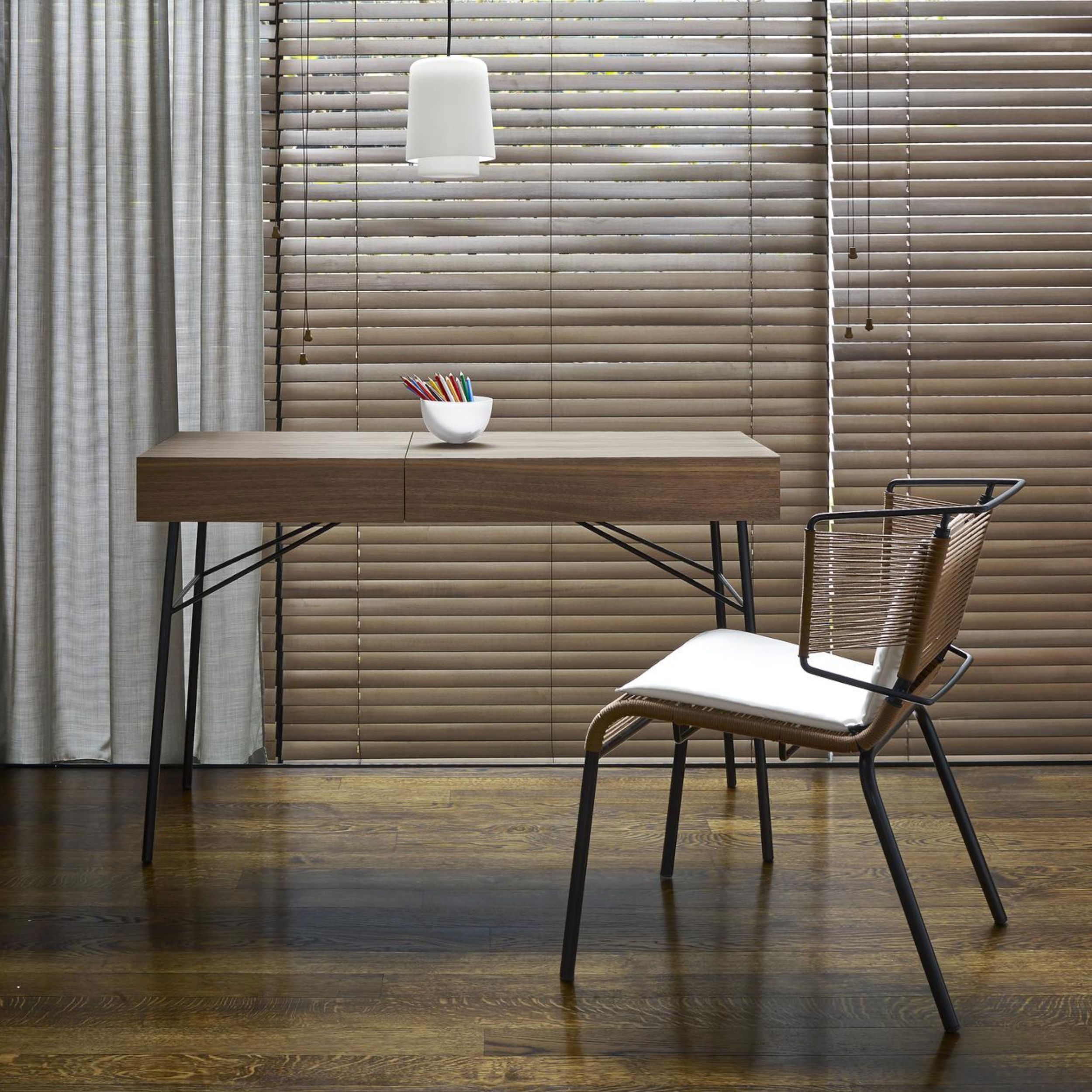 Schminktisch Juliette von Ligne Roset in Nussbaum als Milieubild.