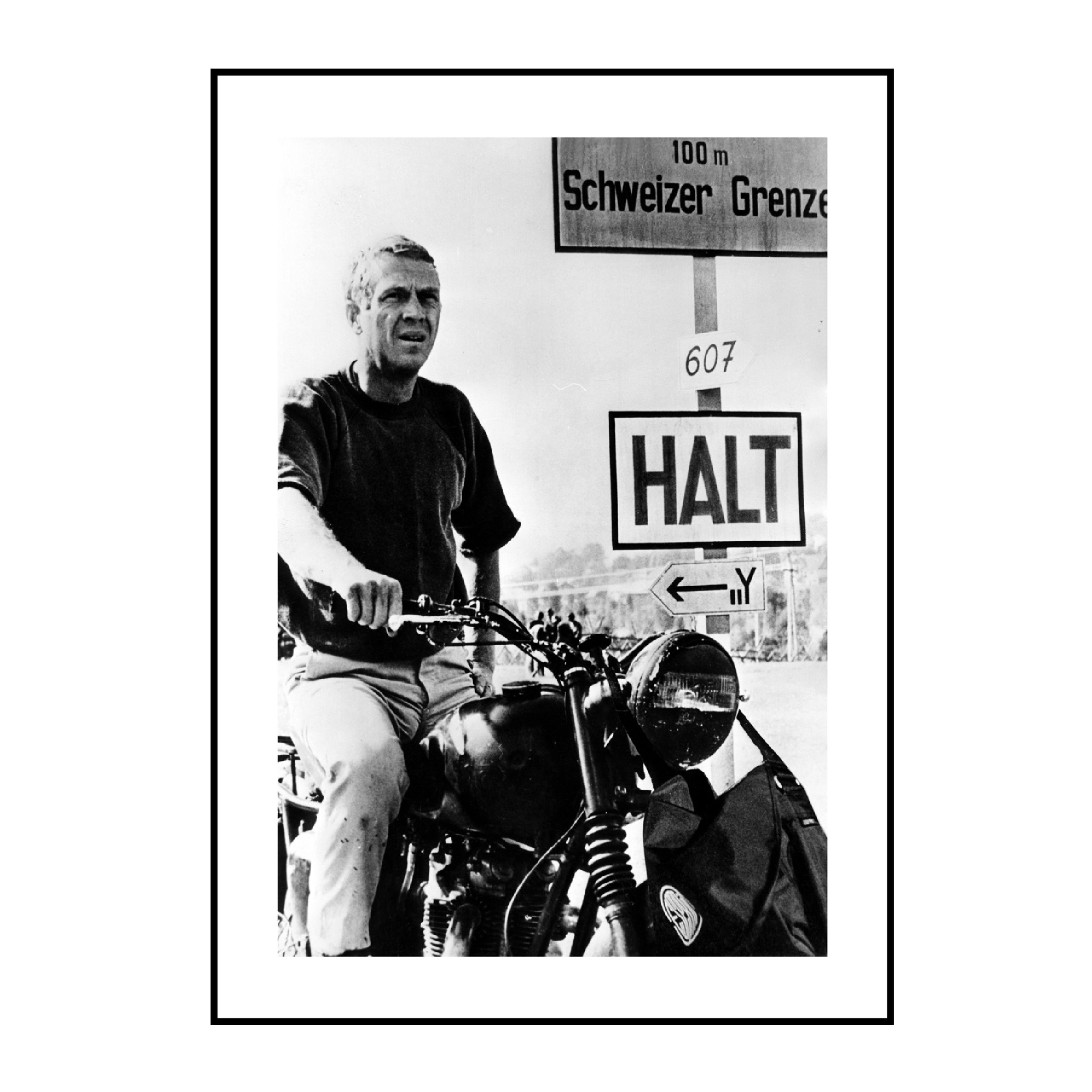 Gerahmtes Poster McQueen 3 von Malerifabrikken in schwarz vor weissem Hintergrund