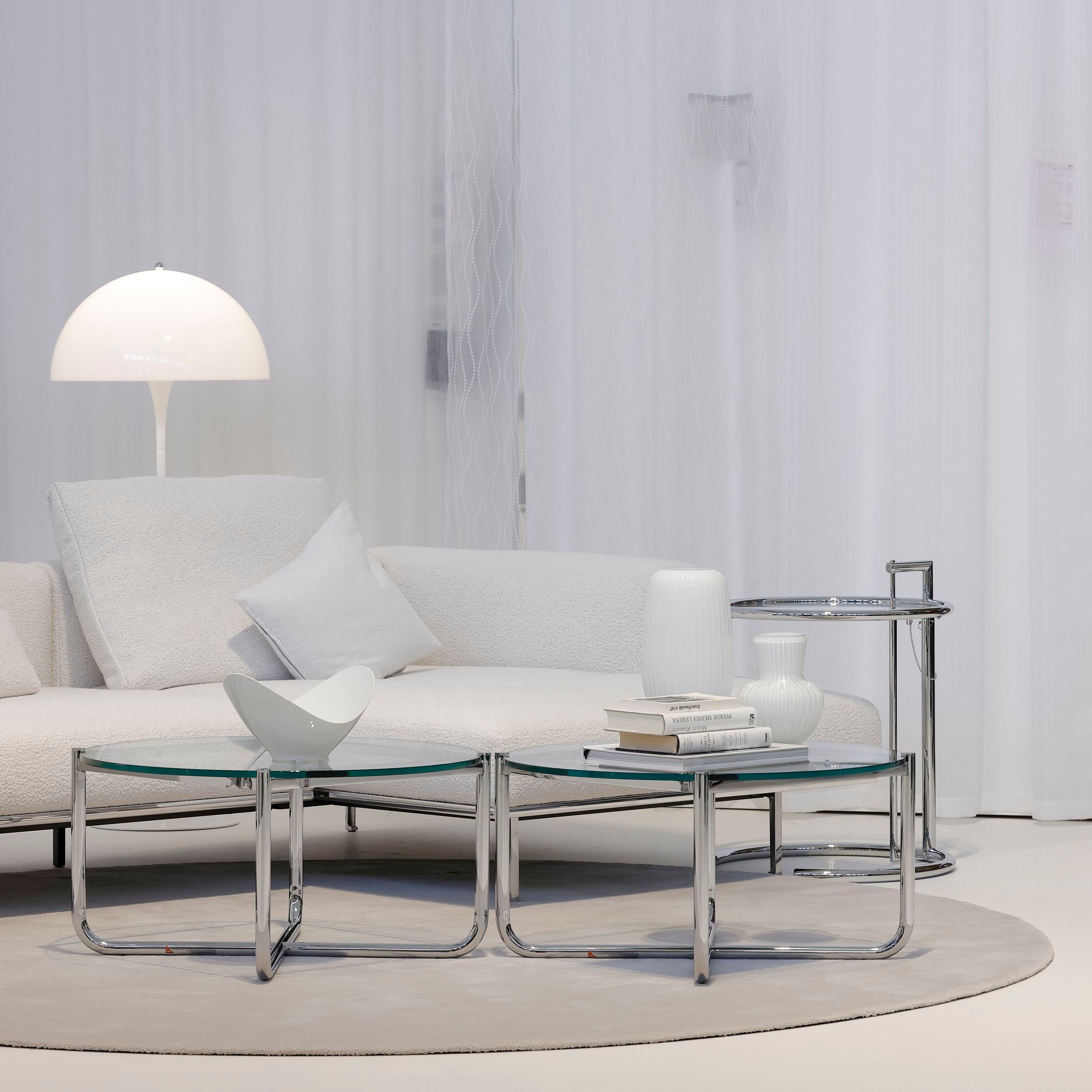 Couchtisch MR von Knoll International in Klarglas als Milieubild.