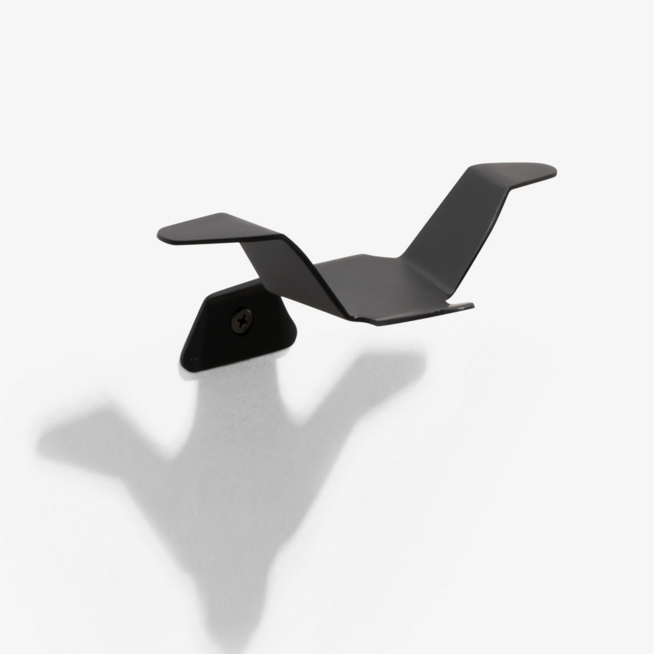 Kleiderhaken Envolee von Ligne Roset in schwarz als Milieubild.