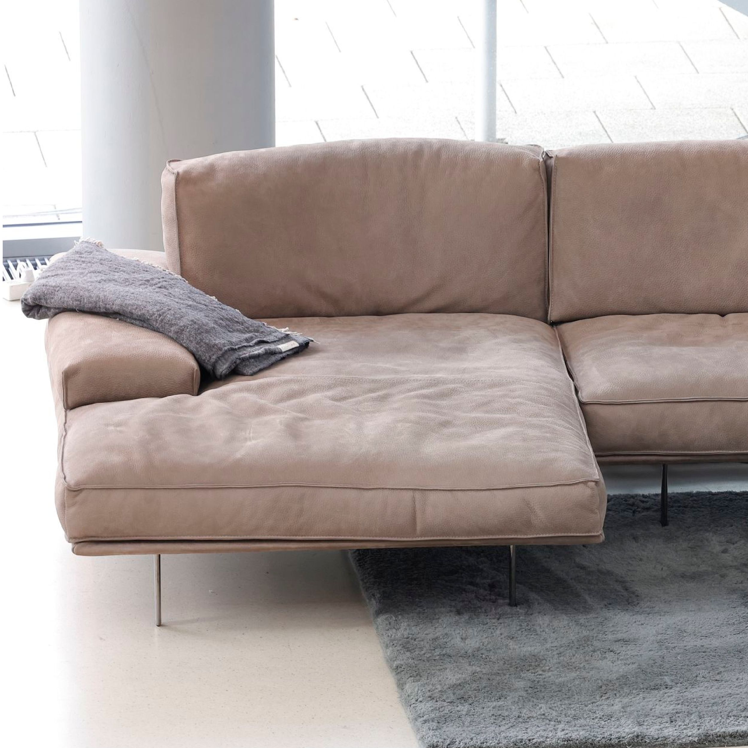 Sofa Vogue von Cierre als Detailbild Ottomane in leder braun