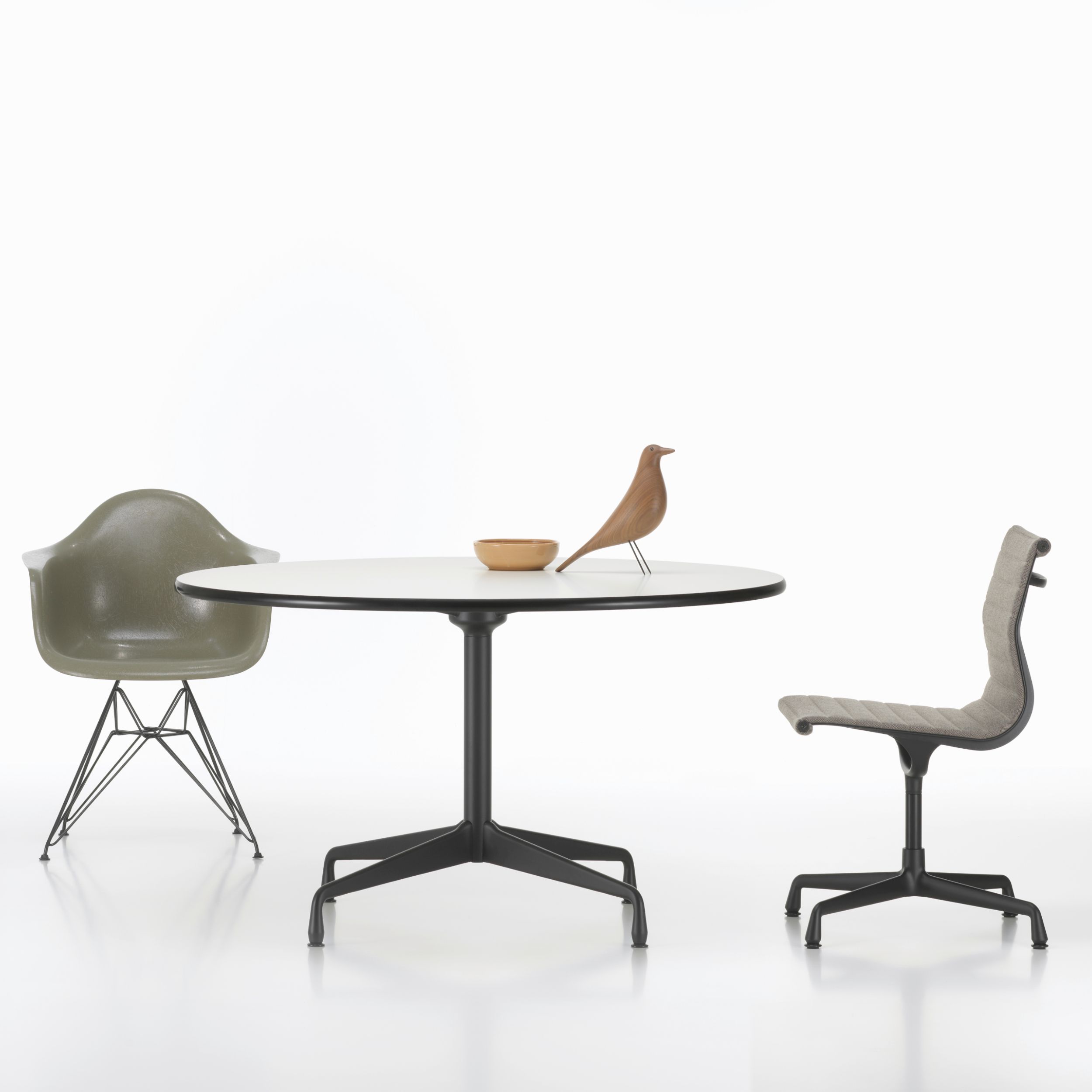 Esstisch Eames Segmented Table von Vitra in HPL weiß im Milieubild.