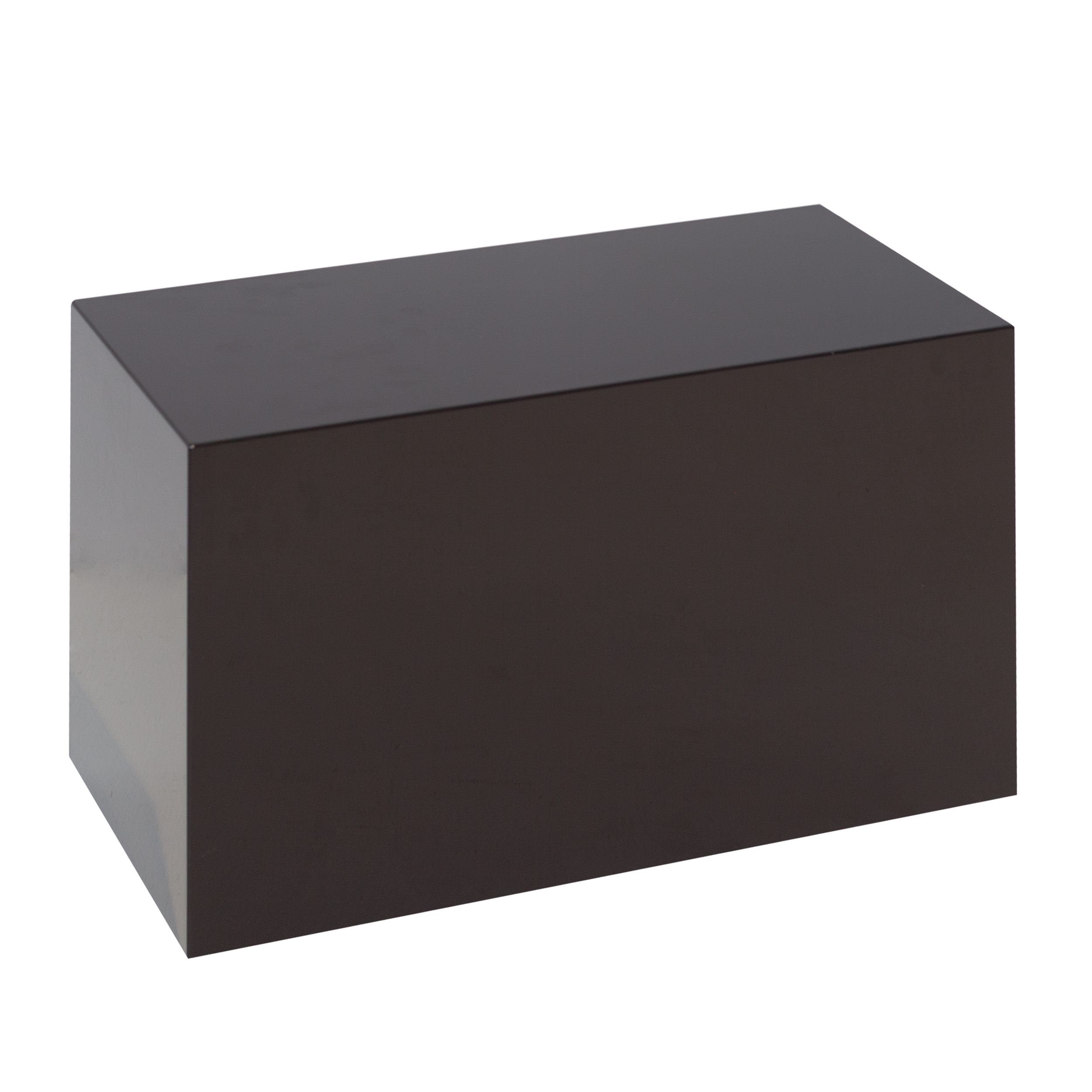 Zu sehen ist der quaderförmige Beistelltisch Solid von Minotti in mokkafarbenem Glanzlack vor weißem Hintergrund.
