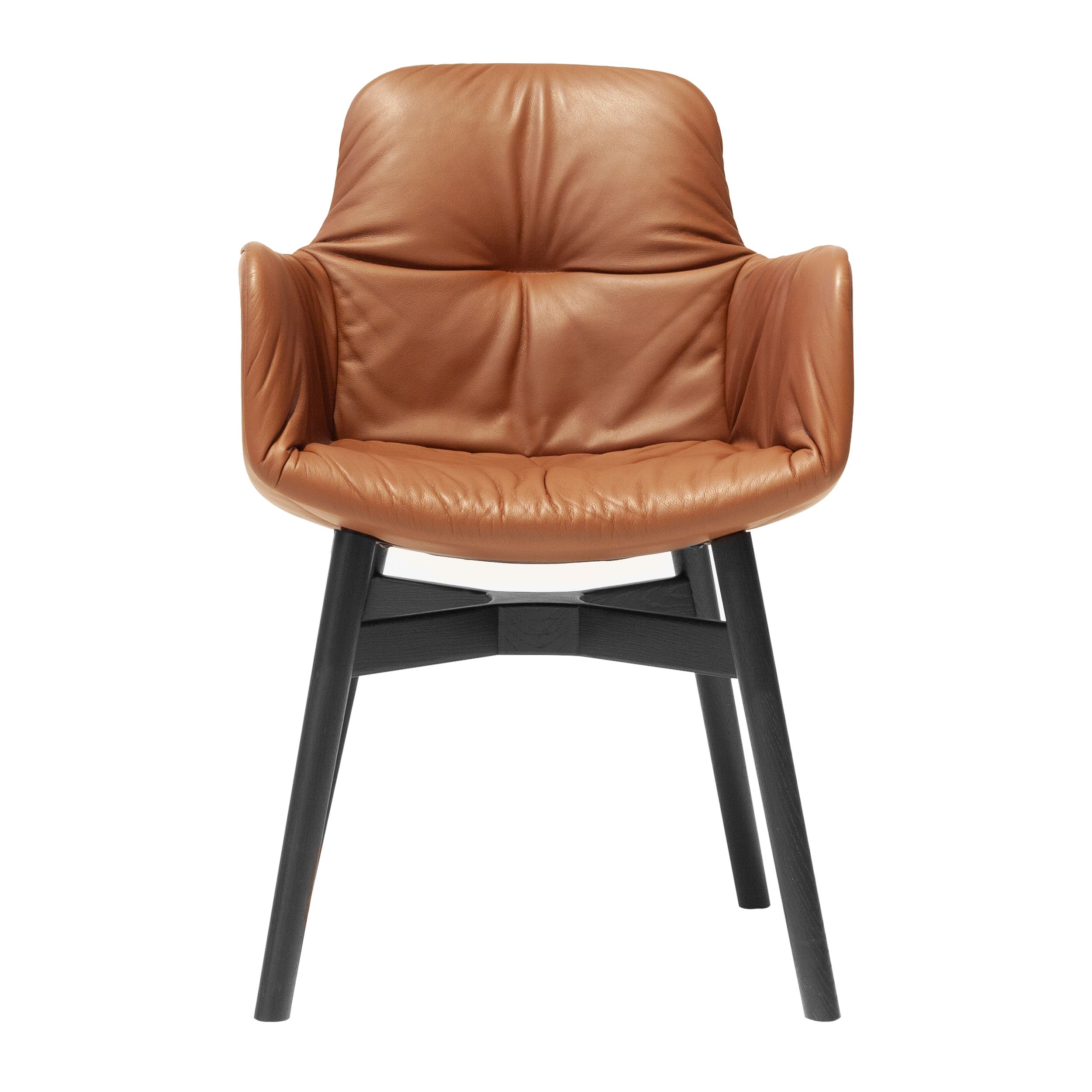 Eleganter Leya Armchair von Freifrau in braunem Leder mit schwarzen Holzbeinen in frontaler Ansicht vor einem weißen Hintergrund.
