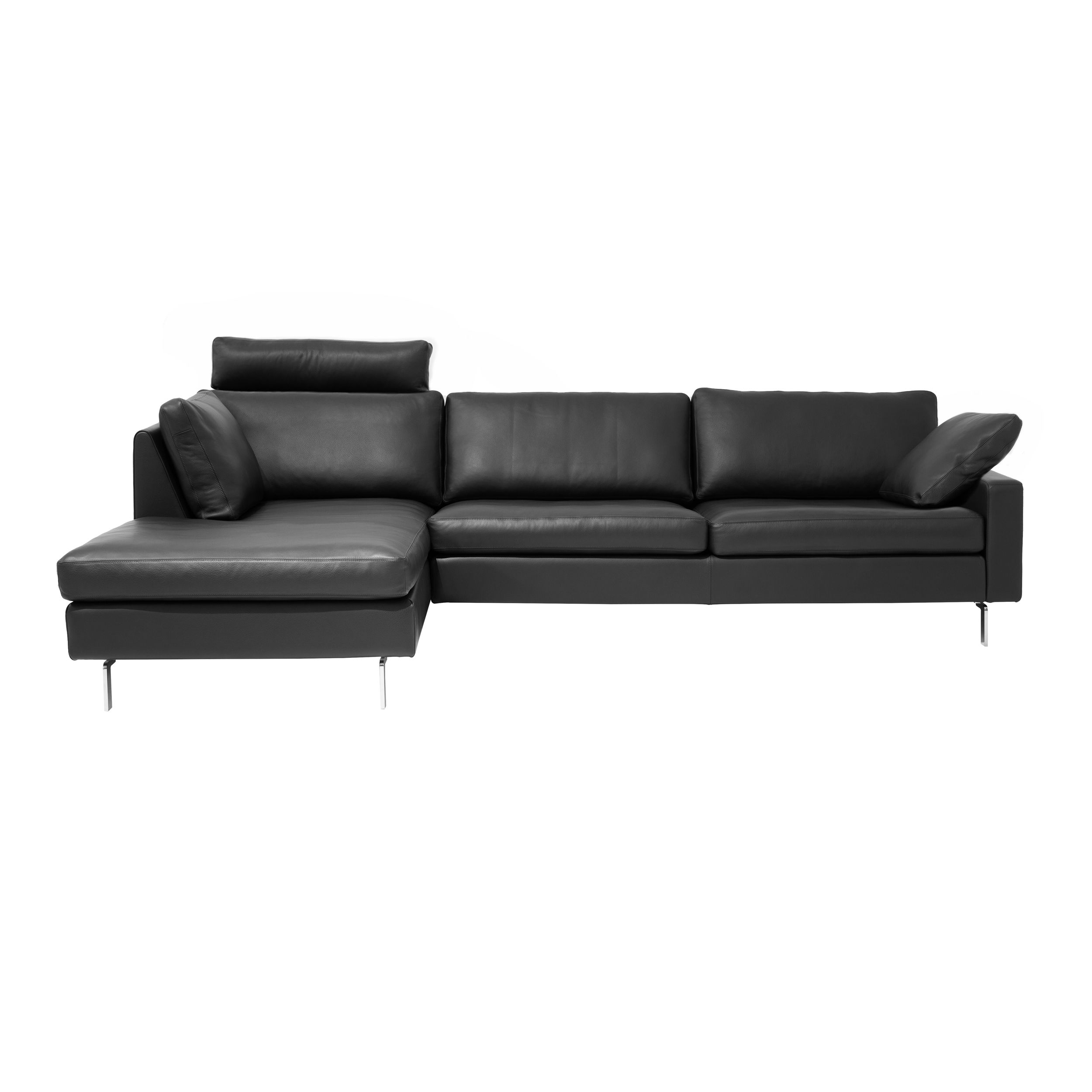 Zeitlos modernes dunkelgraues Ledersofa mit Chaiselongue und Kopfstütze vor einem weißen Hintergrund.