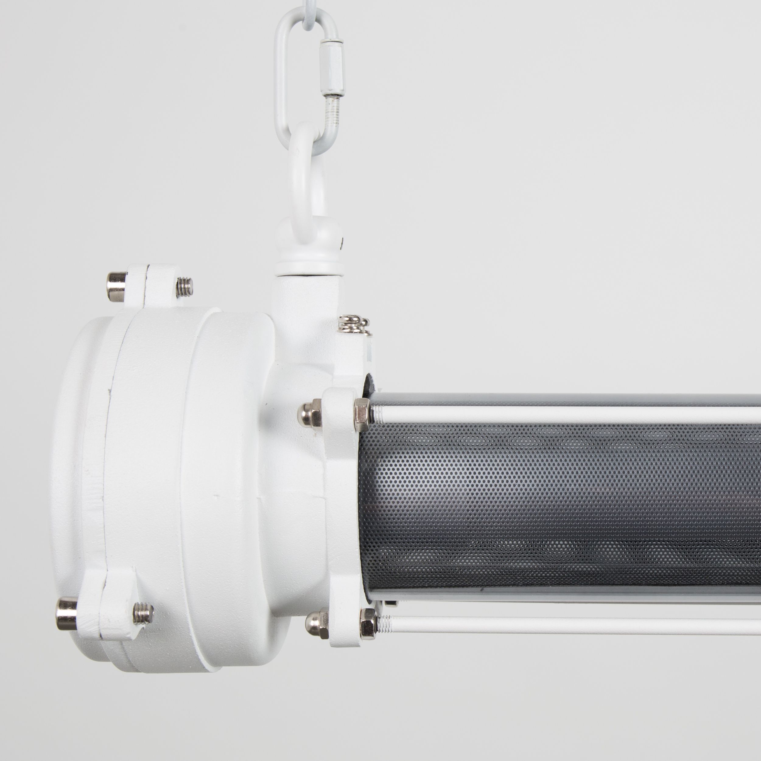 Nahaufnahme der linken weißen Endkappe einer Industrie-Röhrenlampe mit Gliederketten-Aufhängung und Lochblech-Raster.