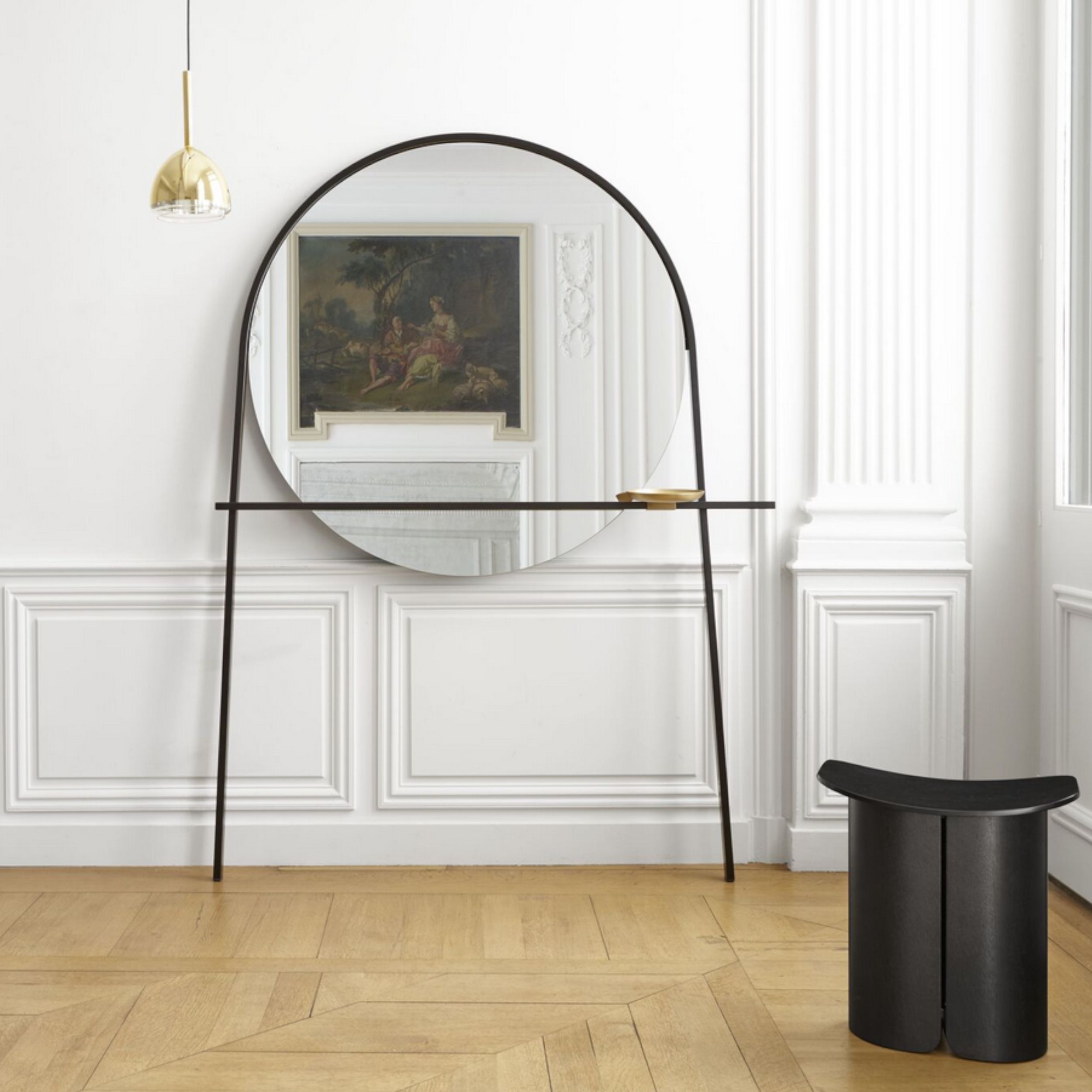 Stummer Diener mit Spiegel Geoffrey von Ligne Roset in schwarz als Milieubild.