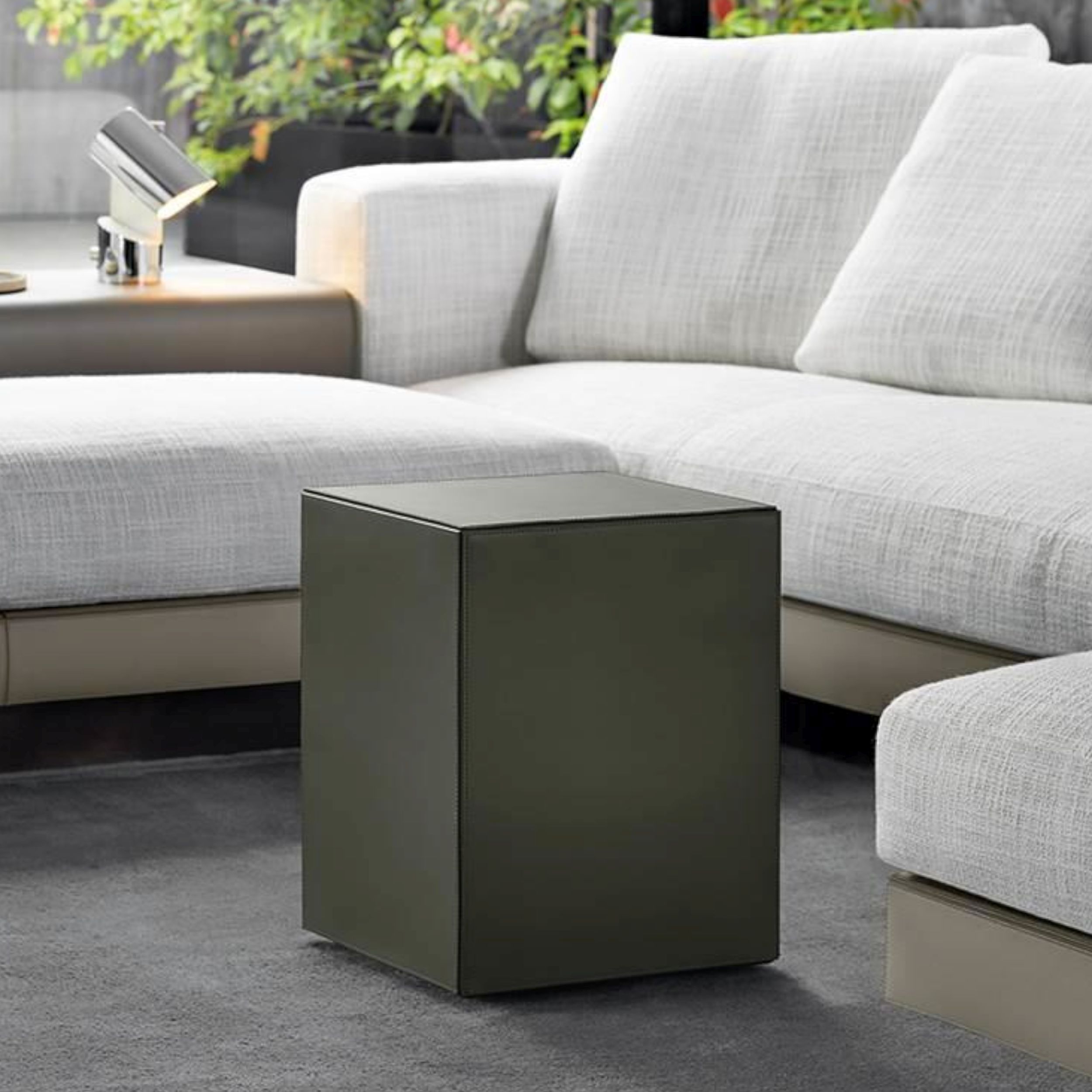 Hocker Solid Saddle-Hide von Minotti in grünem Kernleder im Milieubild.