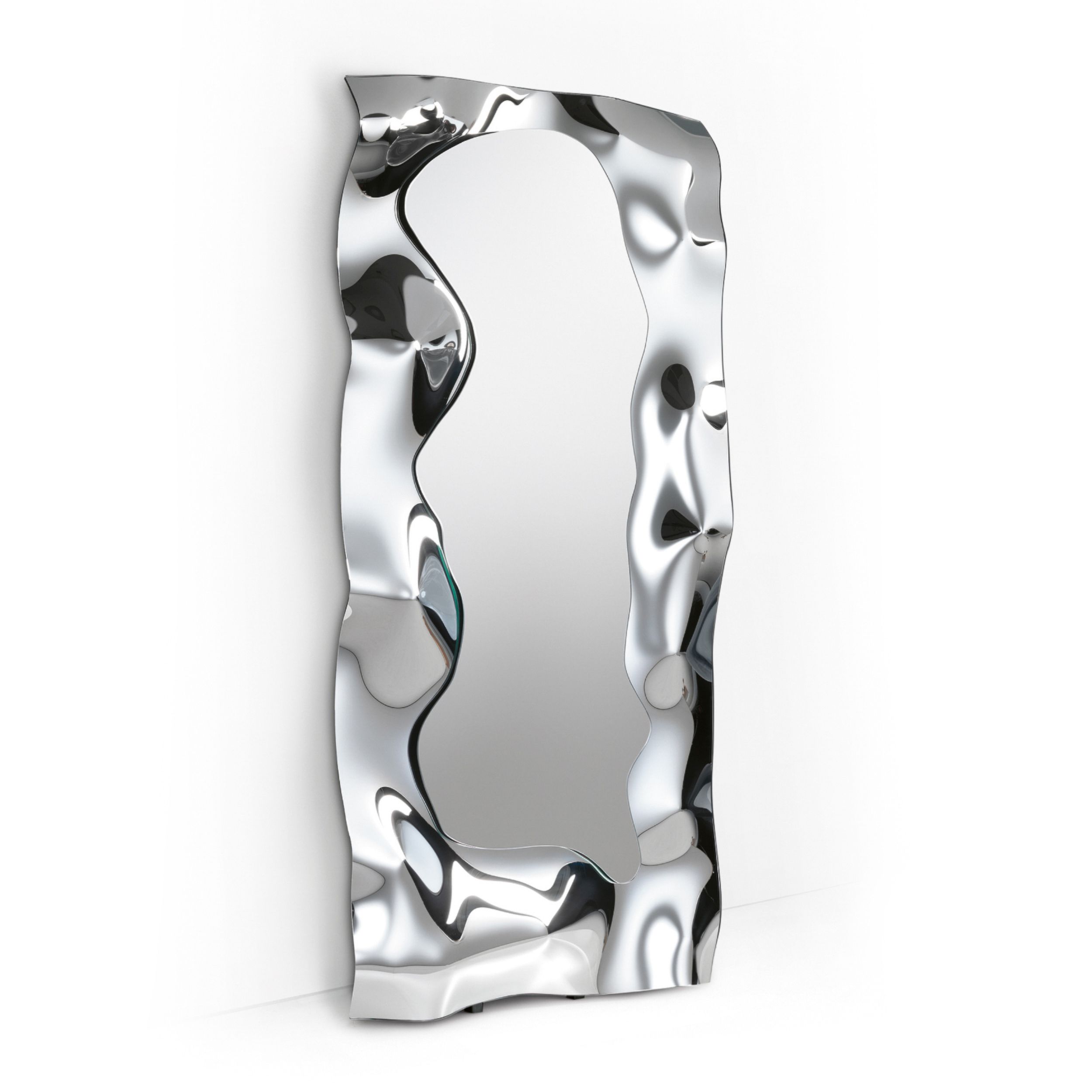 Zu sehen ist ein großer, rechteckiger Spiegel mit einem unregelmäßig gewellten, breiten Rahmen in glänzendem Silber.